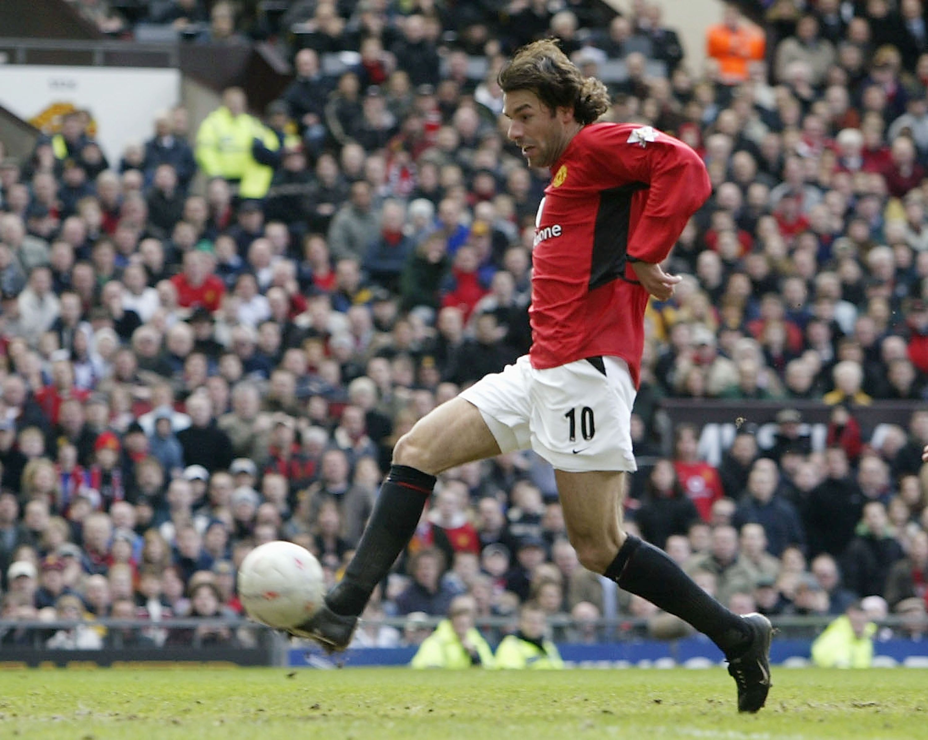 MANCHESTER, ENGLAND - MARCH 6: Ruud Van Nistelrooy of Man Utd scores the first goal during the FA Cup Quarter Final match between Manchester United and Fulham at Old Trafford on March 6, 2004 in Manchester, England. (Photo by Alex Livesey/Getty Images)