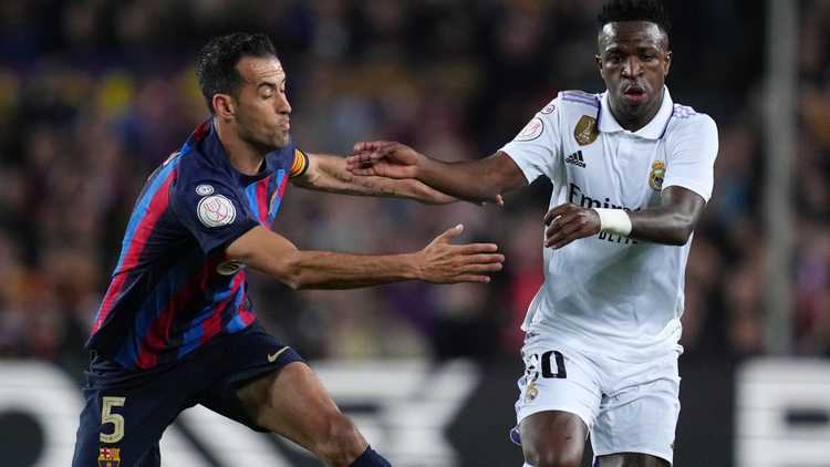 Sergio Busquets and Vinicius Jr during Barcelona vs Real Madrid.
