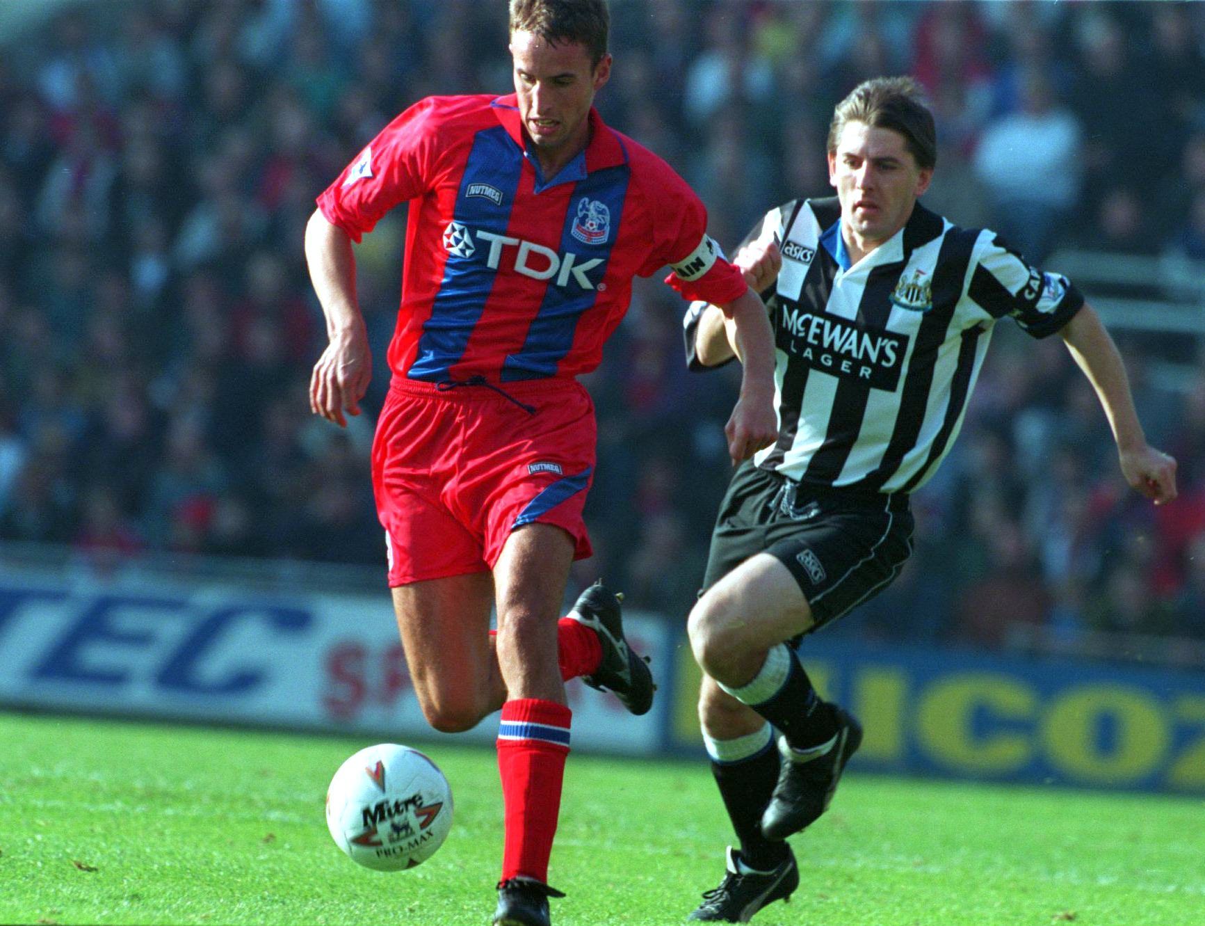 GARETH SOUTHGATE OF CRYSTAL PALACE IS PURSUED BY PETER BEARDSLEY OF NEWCASTLE UNITED.