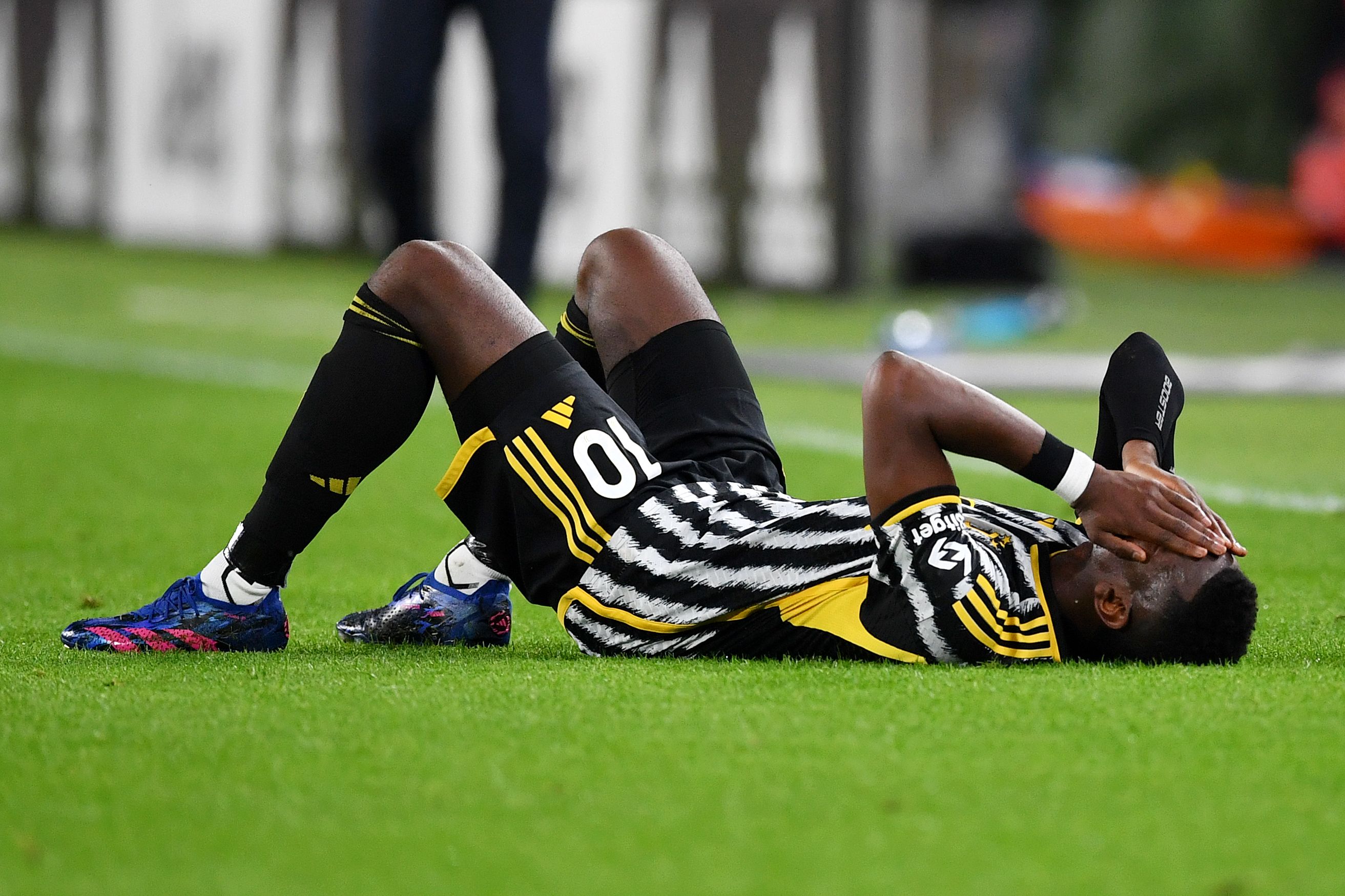 Pogba suffers an injury vs Cremonese.
