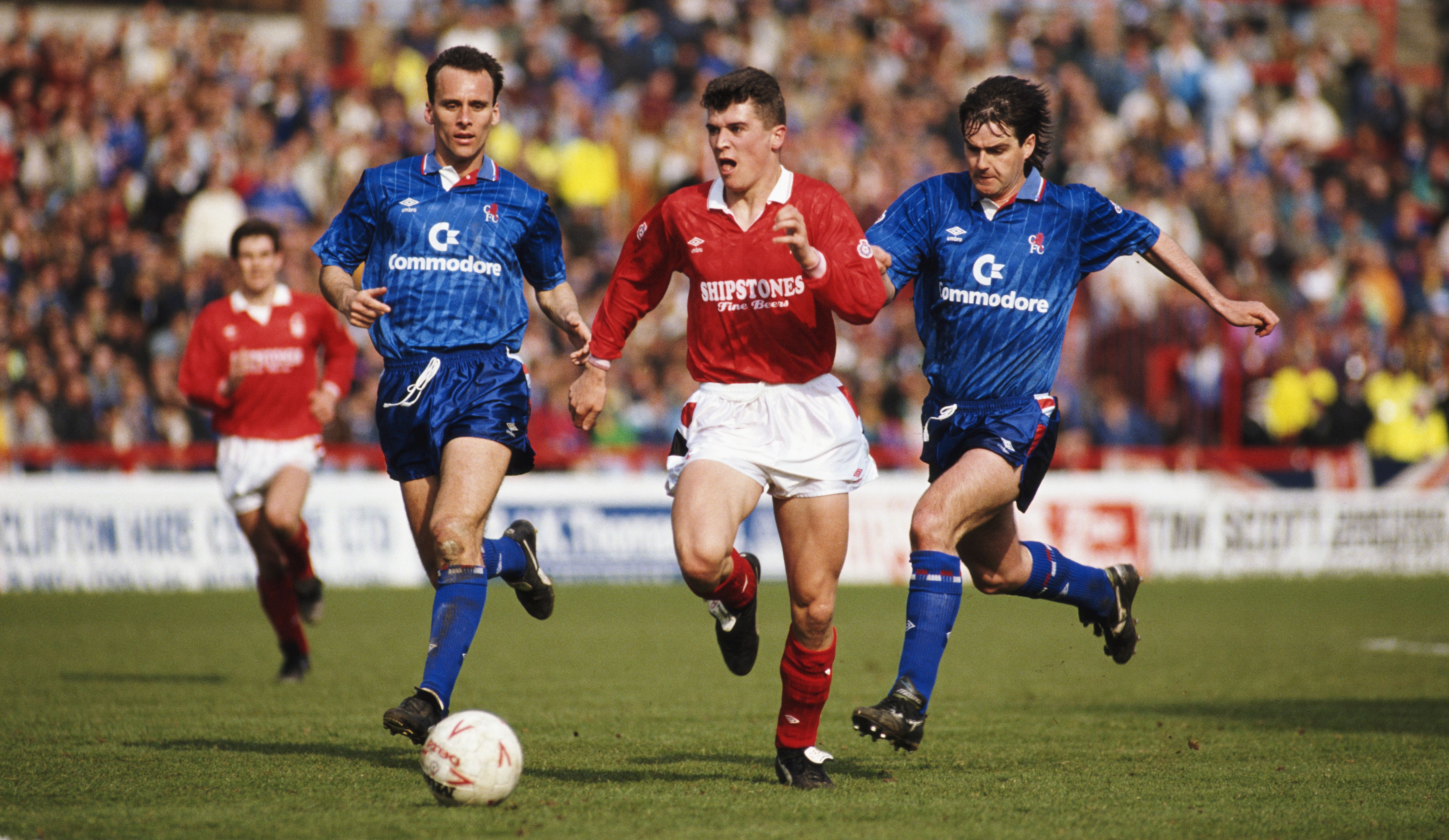 Nottingham Forest player Roy Keane (c) outpaces Alan Dickens (l) and Steve Clarke of Chelsea.