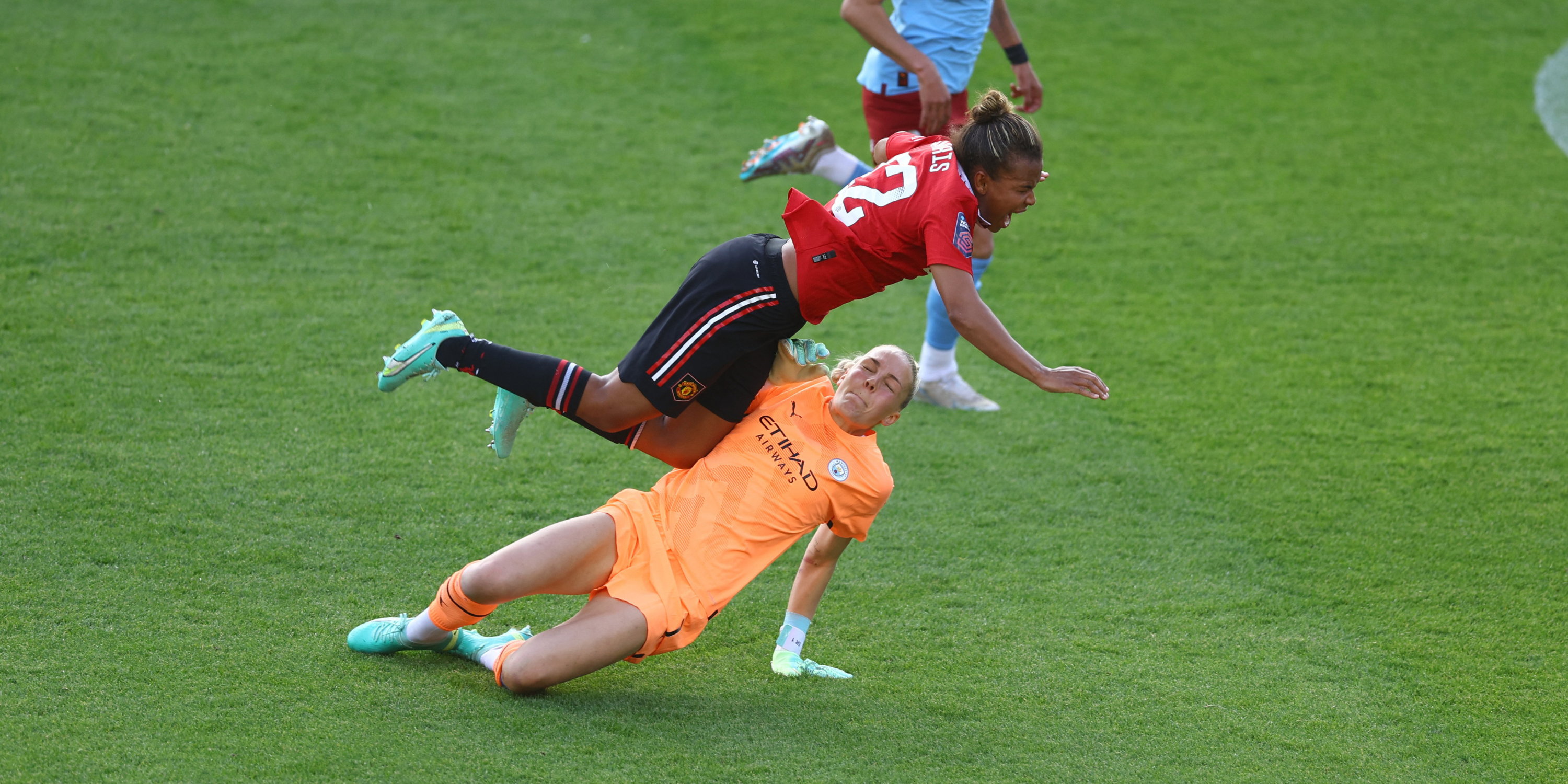 Ellie Roebuck tackles Nikita Parris in Manchester derby