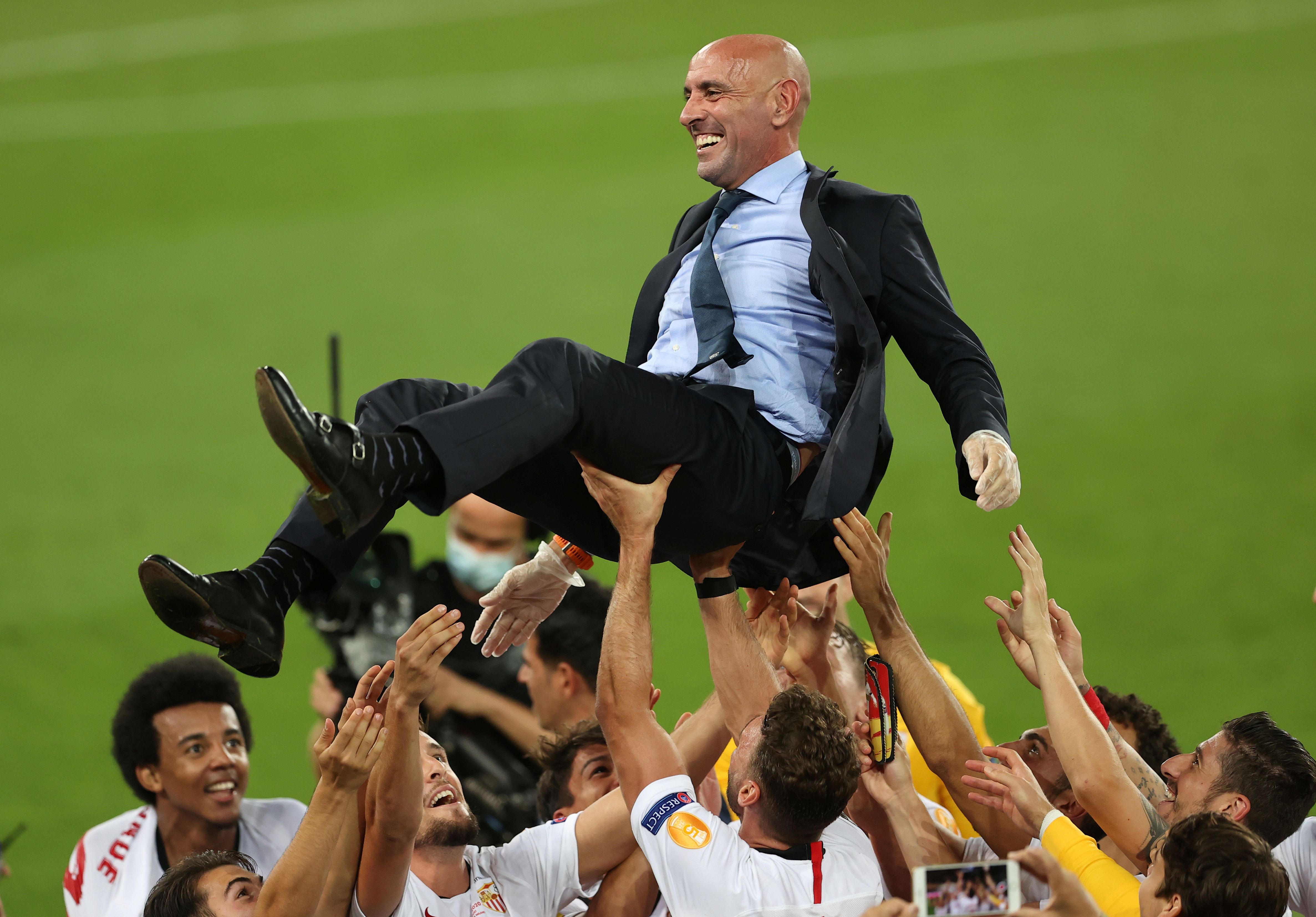 セビージャスポーツのモンチ監督は、UEFAヨーロッパリーグ優勝後、選手たちに翻弄されている。