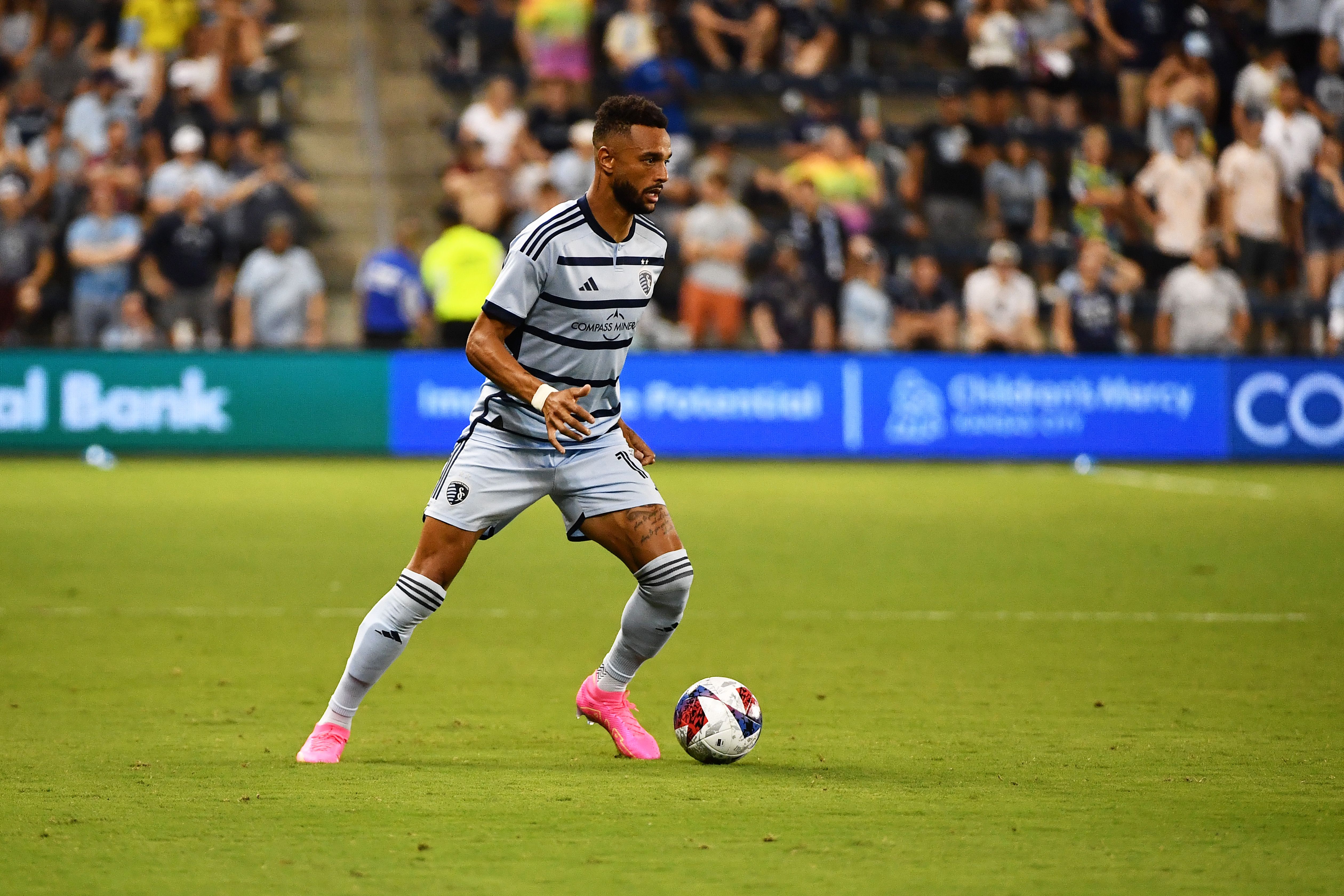 Khiry Shelton #11 of Sporting Kansas City with the ball.