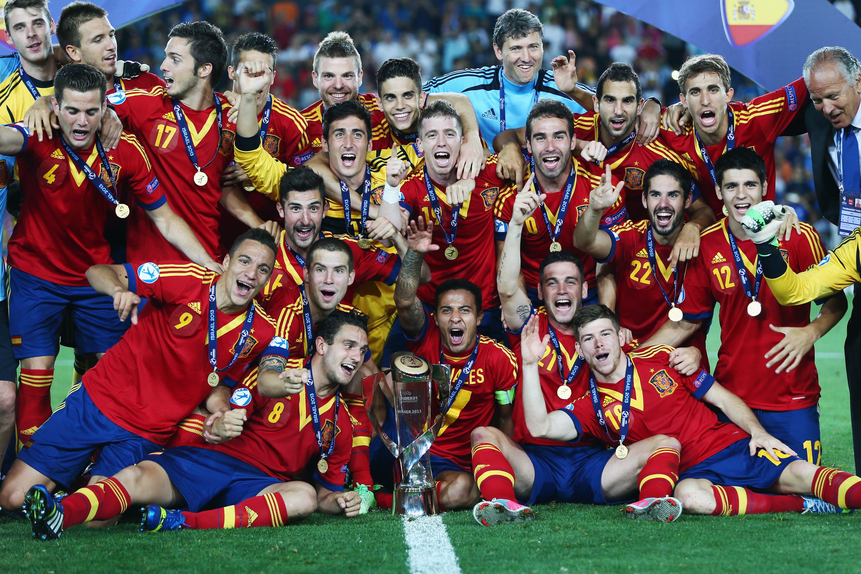 2013年6月18日、イスラエル・エルサレムのテディ・スタジアムで、UEFA欧州U21選手権決勝戦のイタリア戦で勝利を祝うスペインの選手たち。