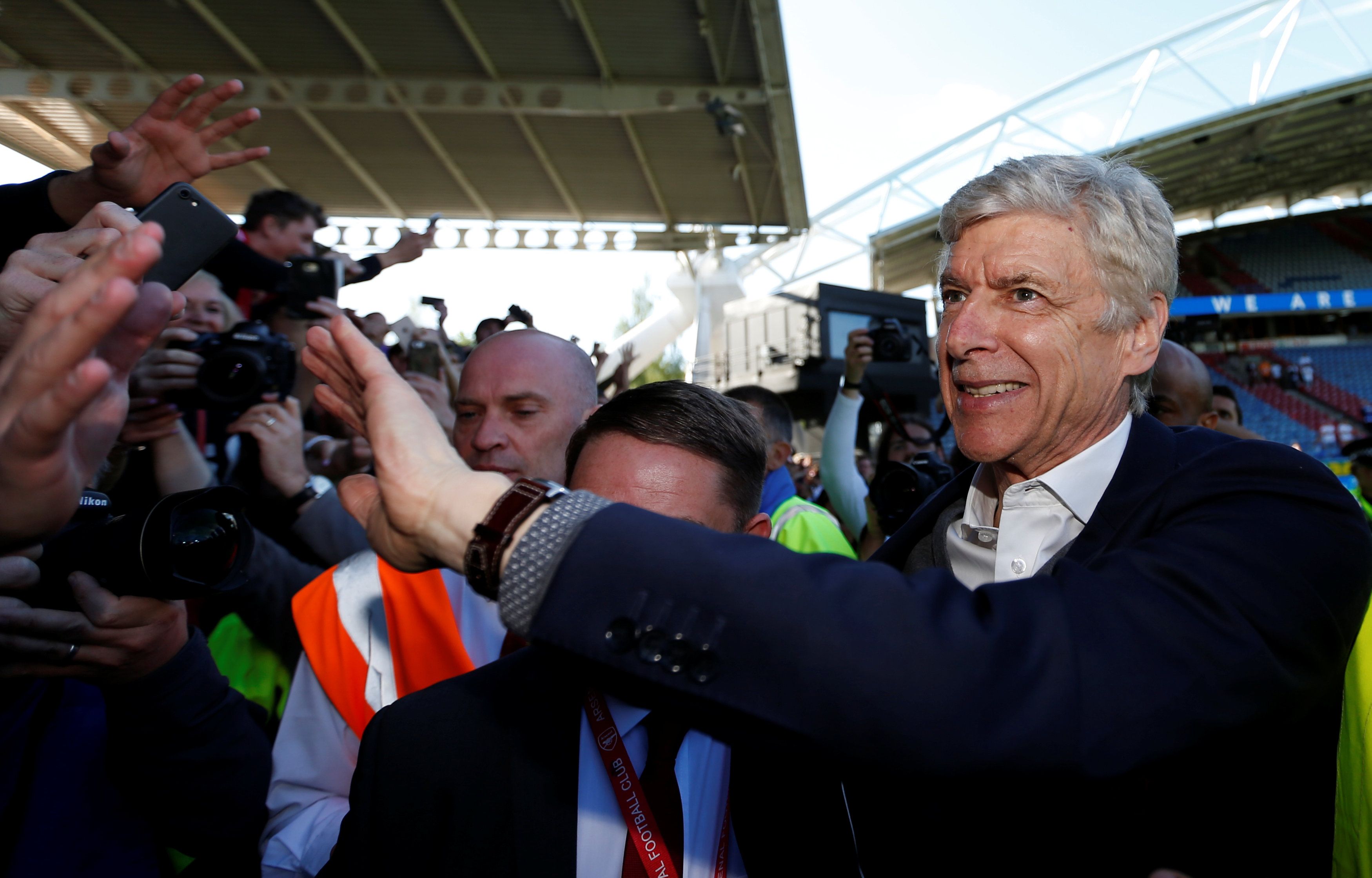 Arsene Wenger says goodbye to supporters in his final game as Arsenal manager