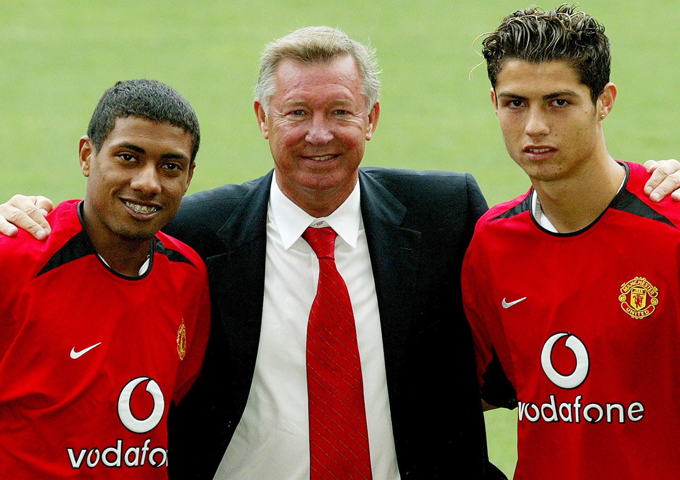 Sir Alex Ferguson stands between Kleberson and Cristiano Ronaldo as they sign for Manchester United