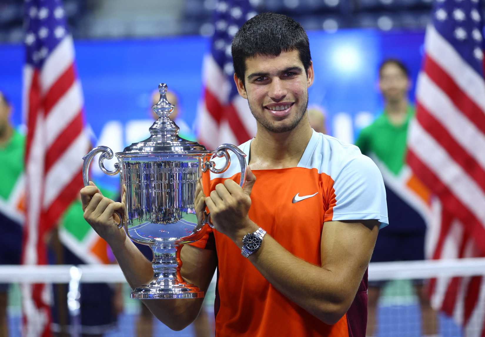 Carlos Alcaraz lifts the US Open trophy