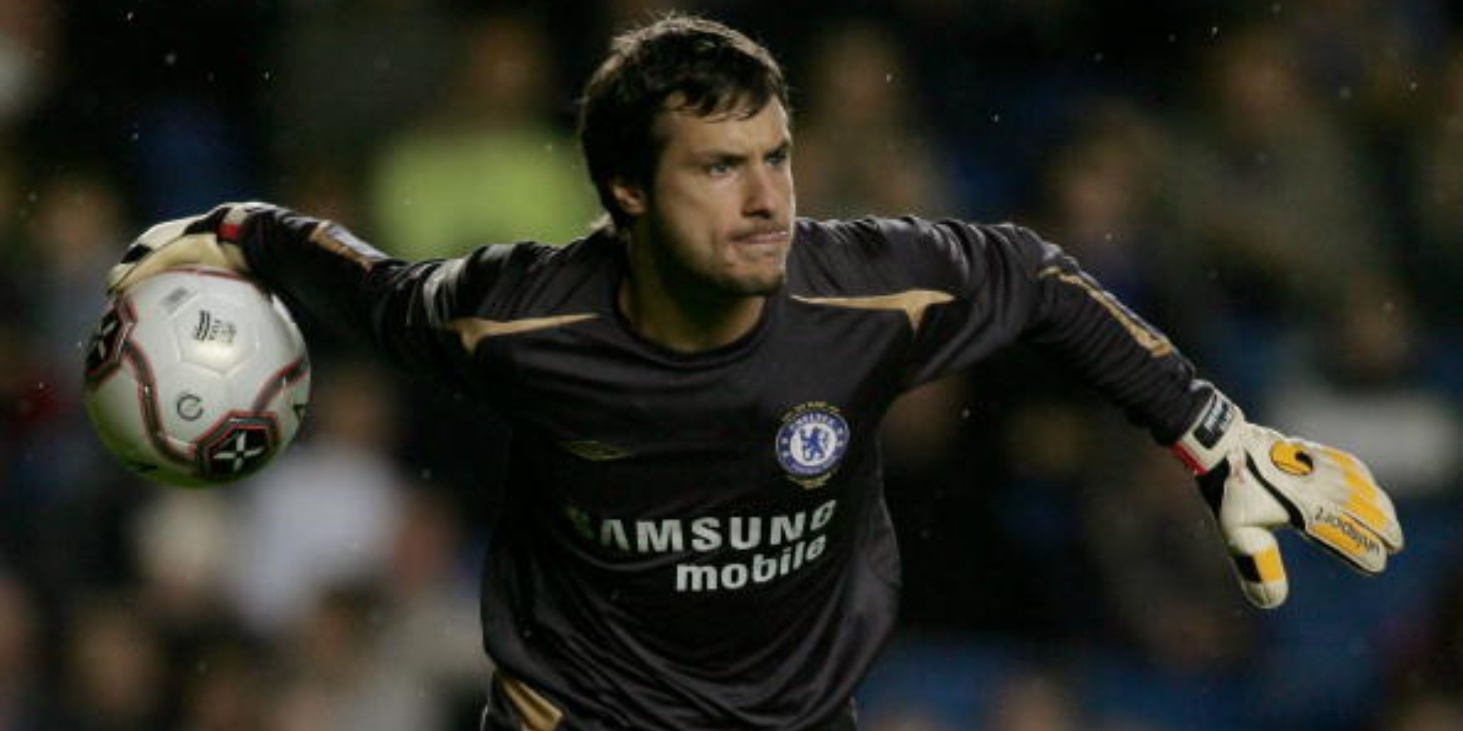 Carlo Cudicini for Chelsea throws the ball.