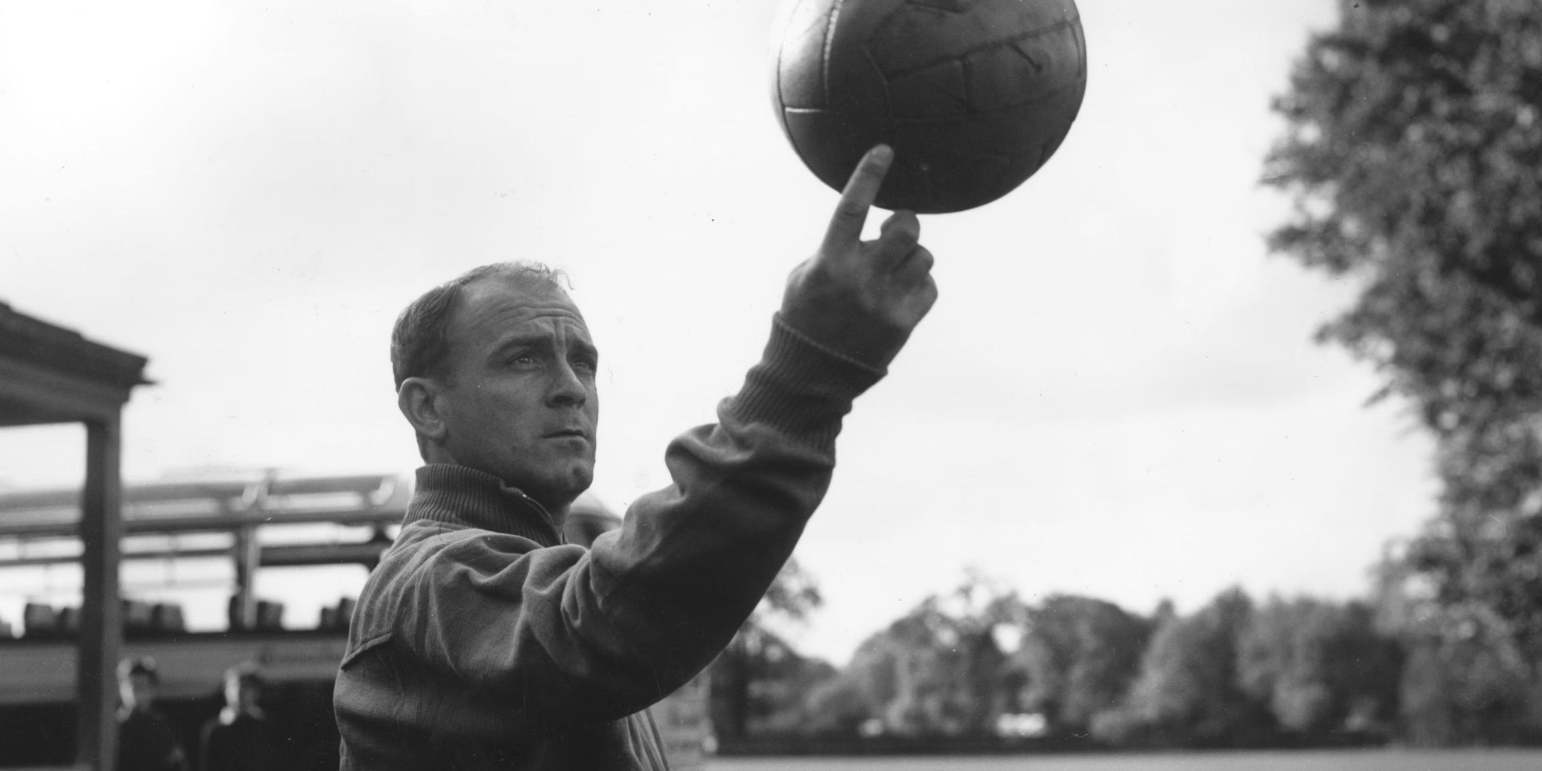 Real Madrid legend Alfredo di Stefano holding a ball up to the sky