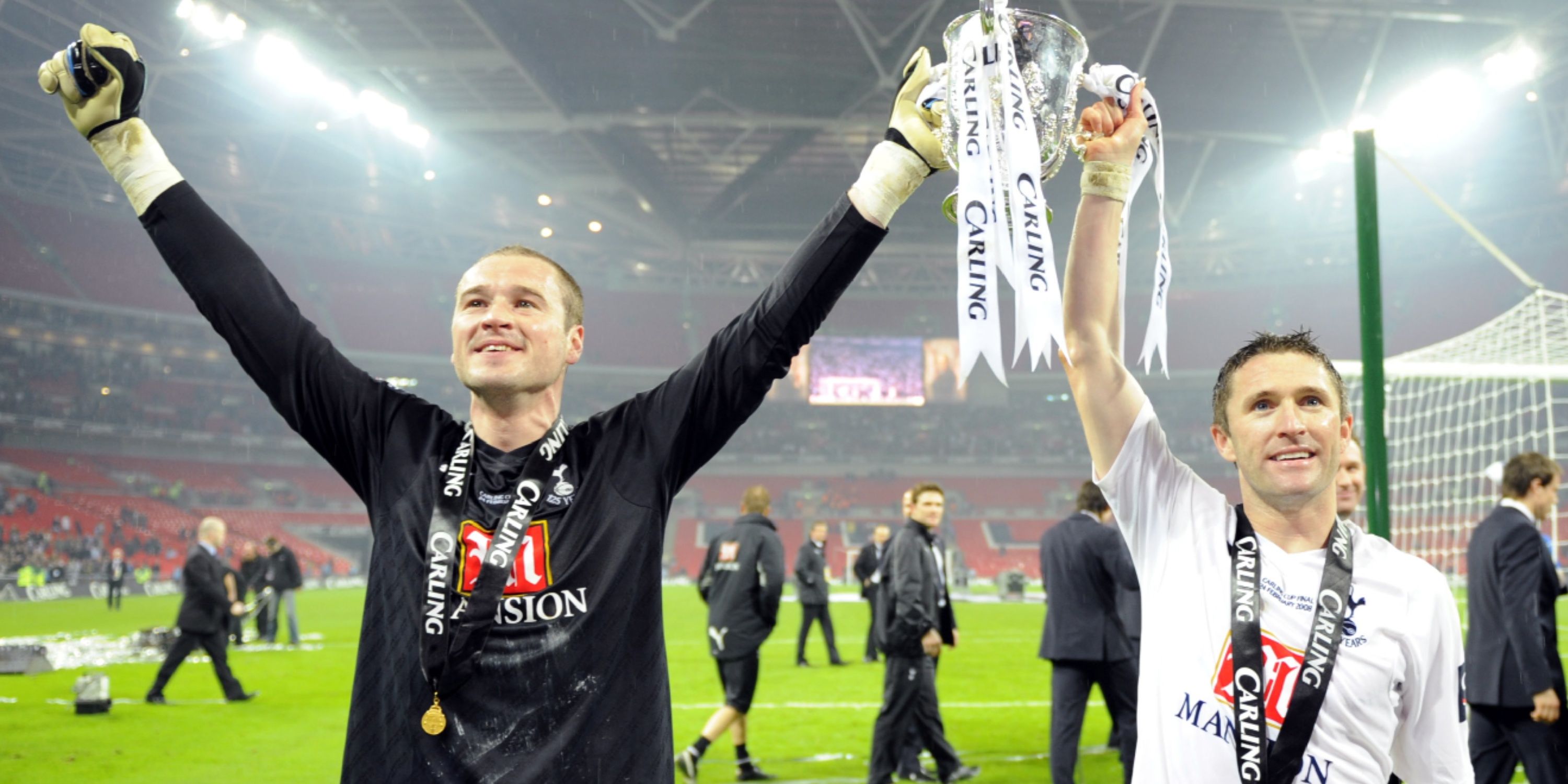 Paul Robinson and Robbie Keane with the League Cup trophy