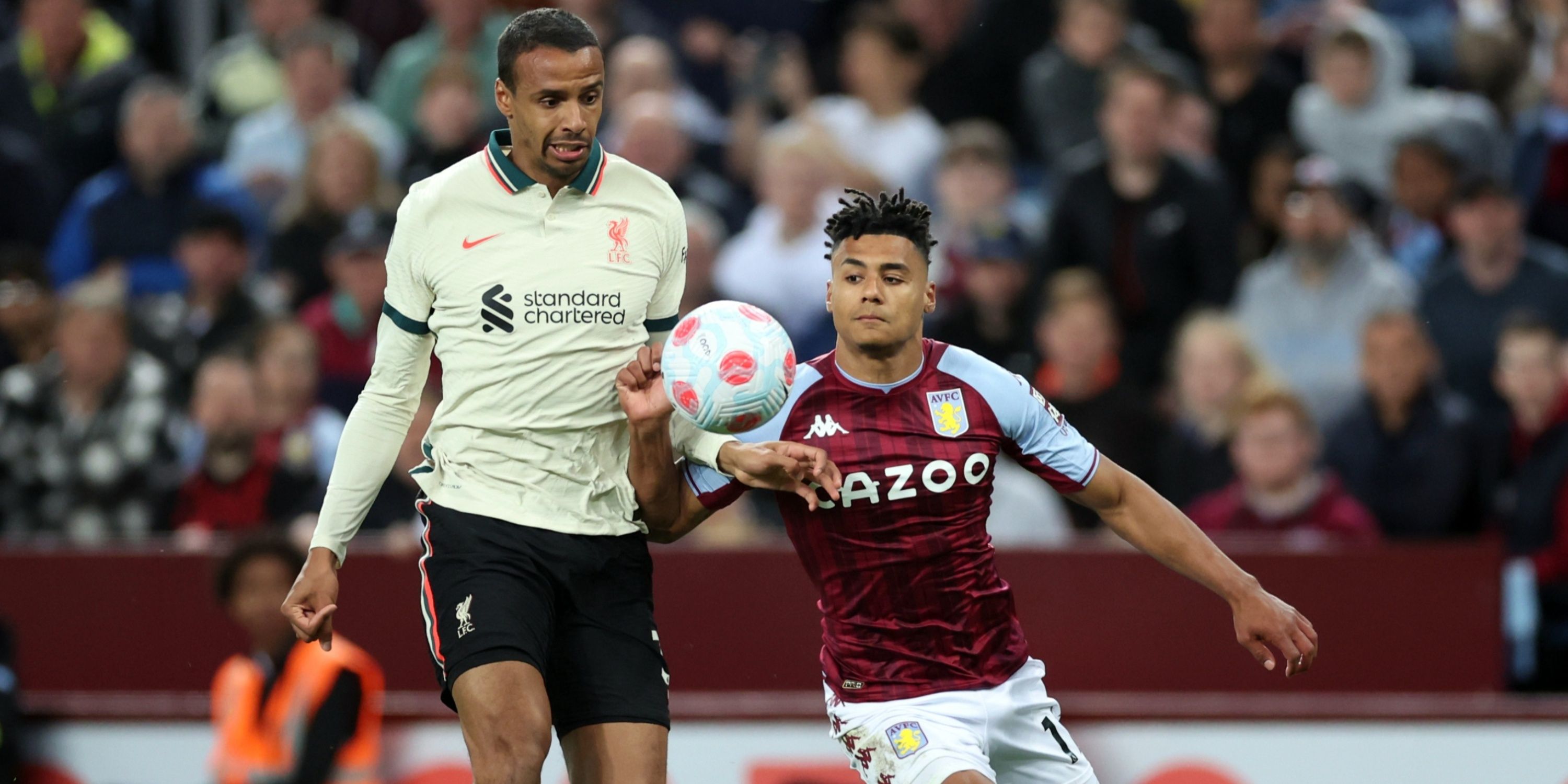 Joel Matip của Liverpool tranh bóng với Ollie Watkins của Aston Villa