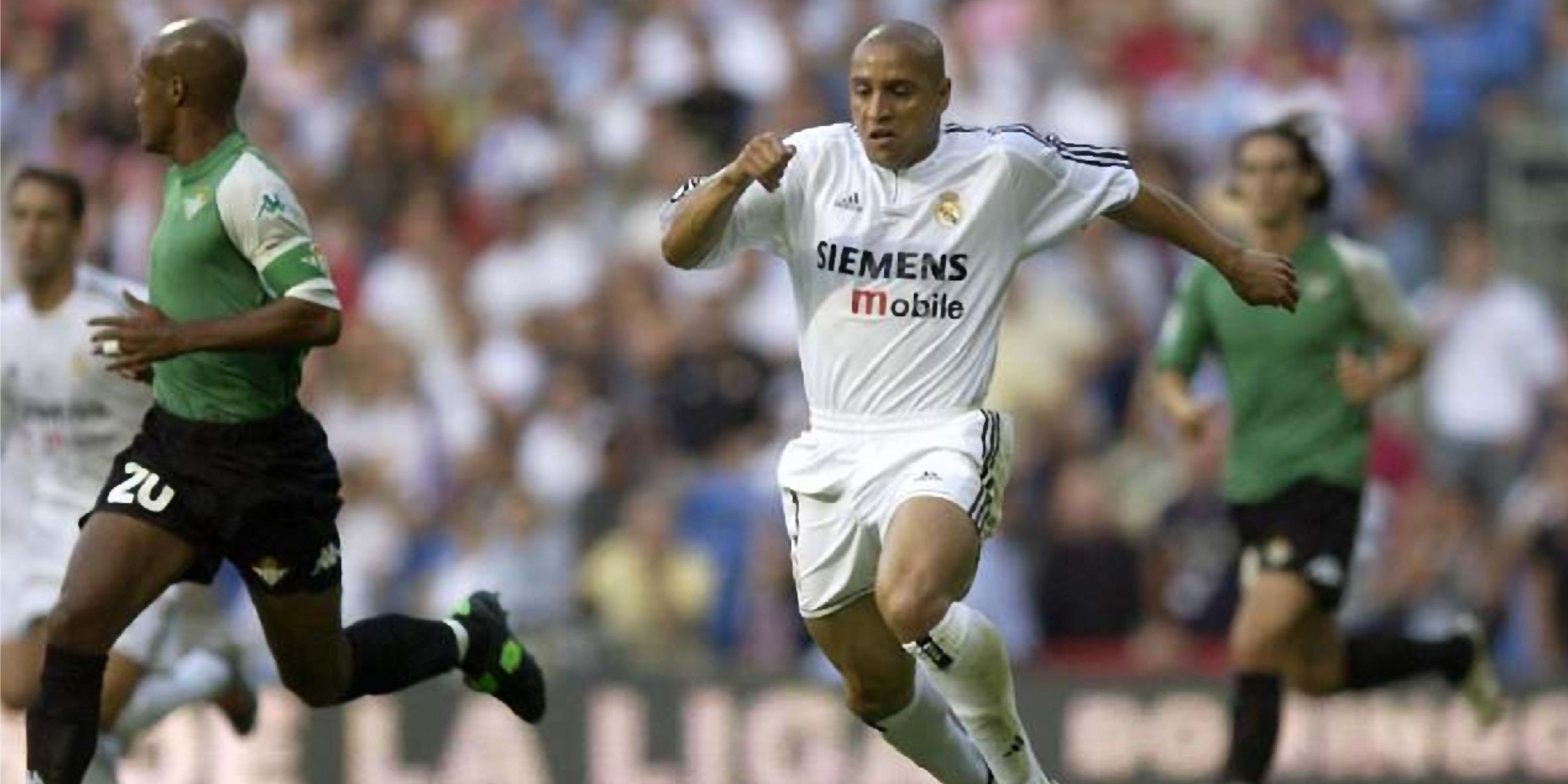 Roberto Carlos dribbles with the ball.
