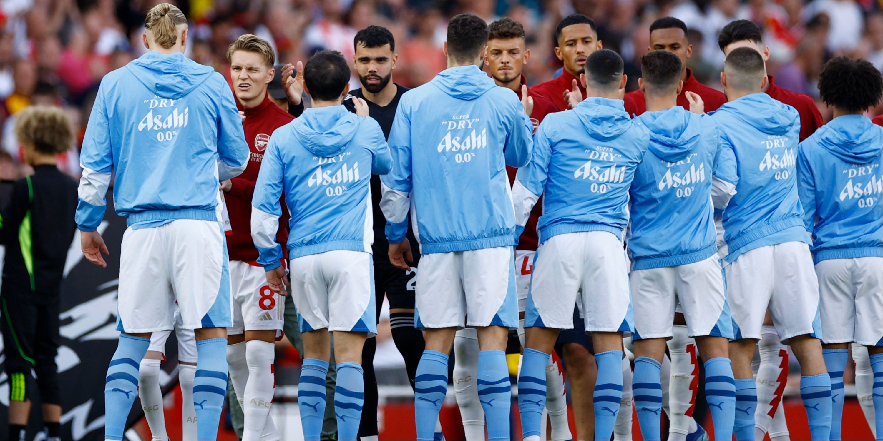 Pha bóng căng thẳng giữa cầu thủ Arsenal và Manchester City