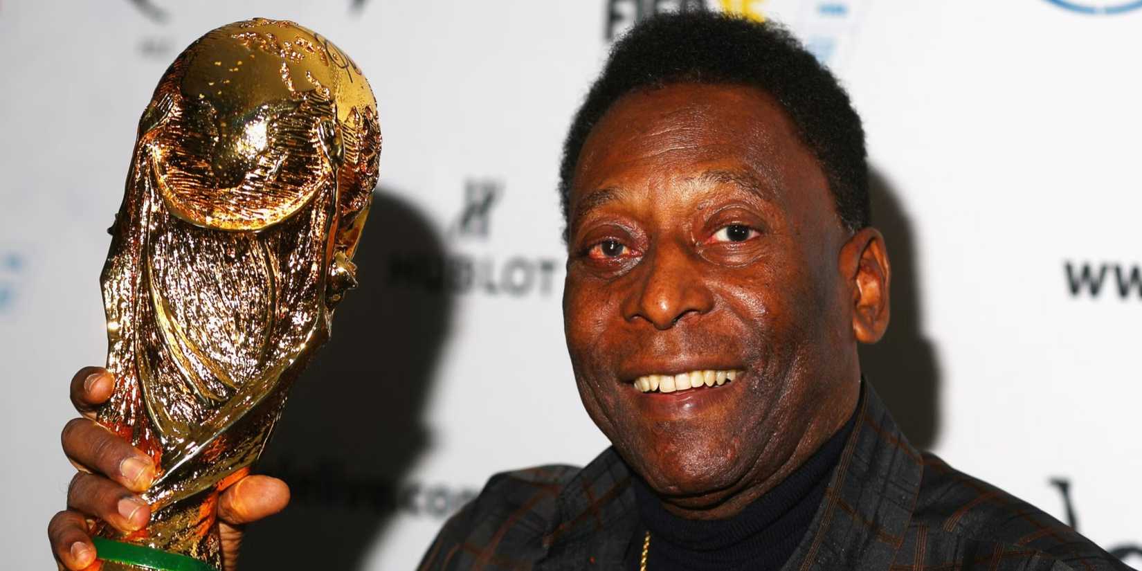 Pele holding the FIFA World Cup.