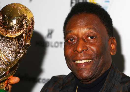 Pele holding the FIFA World Cup.