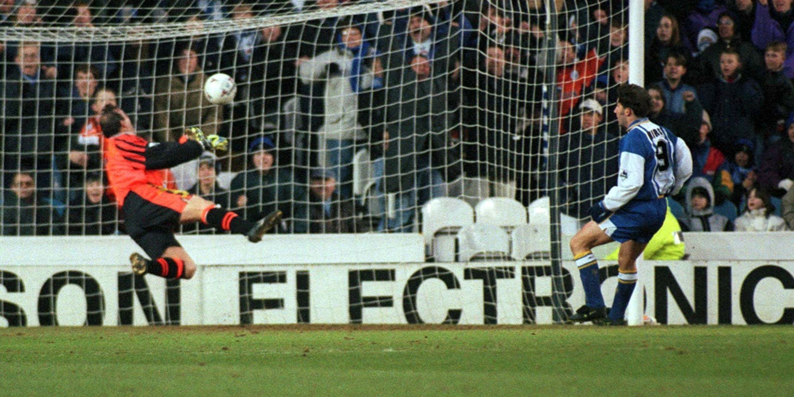Sheffield Wednesday's David Hirst scores the 2nd goal.