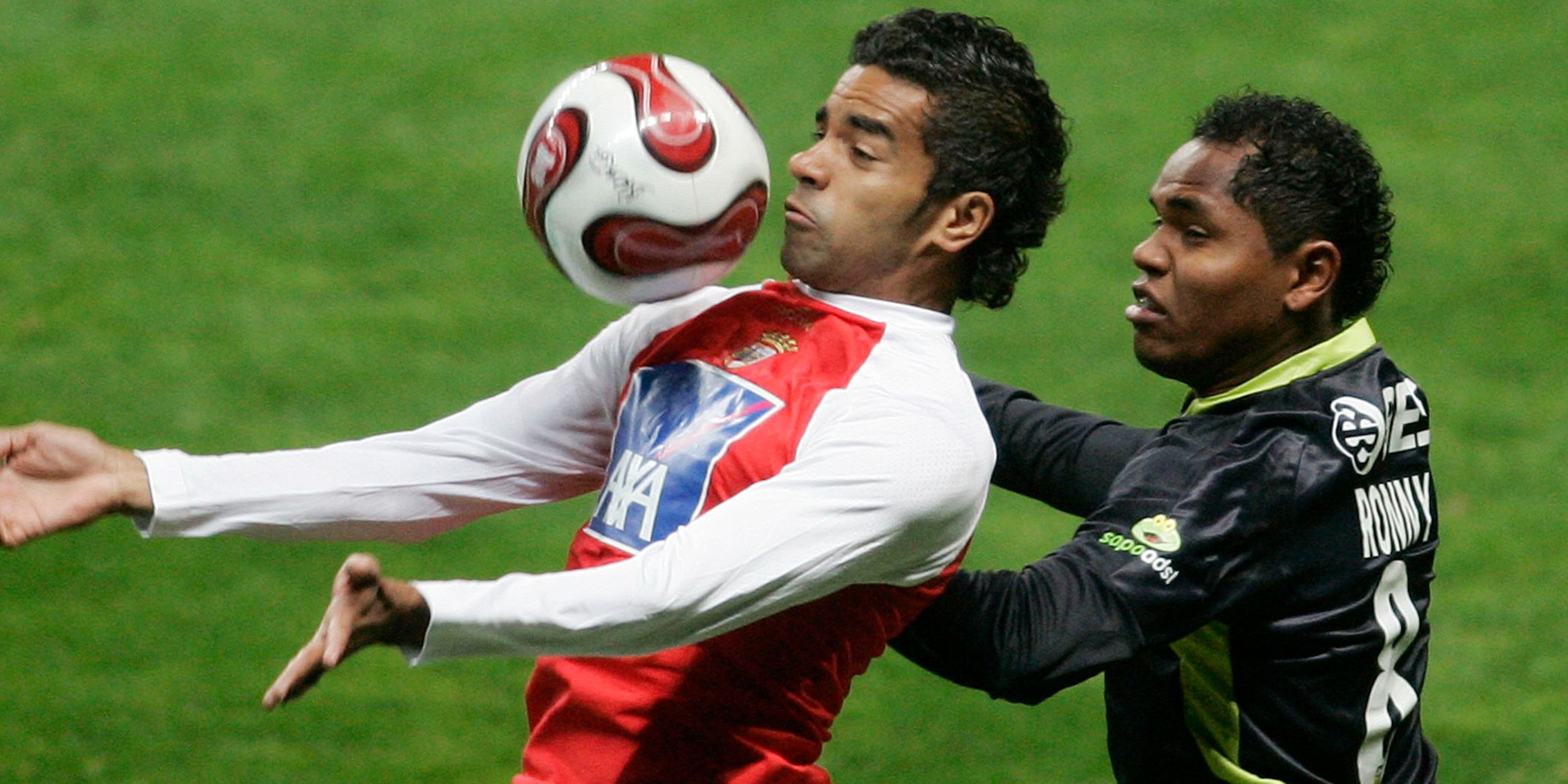 Braga's Jorginho fights for the ball with Sporting's Ronny.