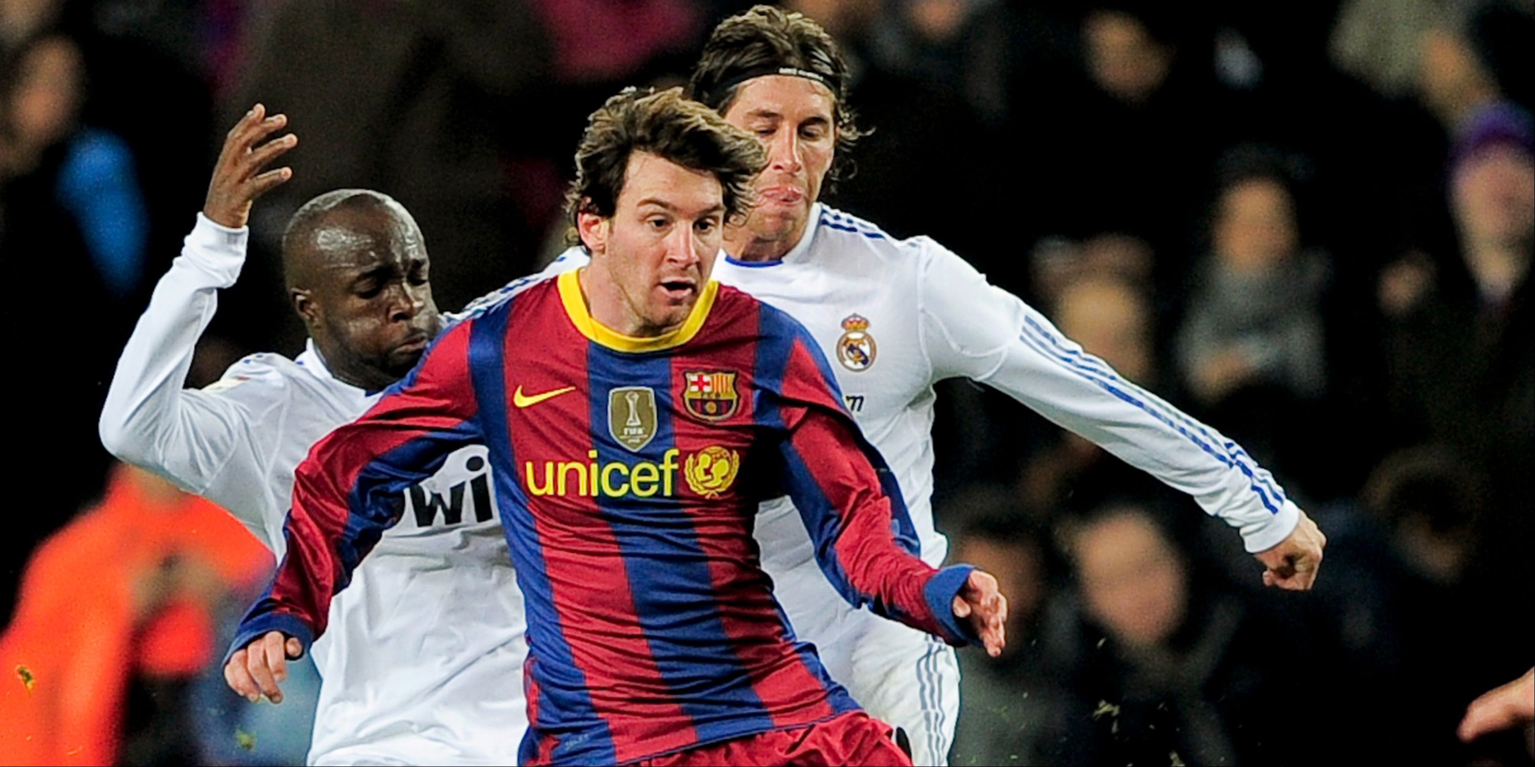 Barcelona's Argentinian forward Lionel Messi (C) vies for the ball with Real Madrid's French midfielder Lassana Diarra (L) and defender Sergio Ramos (R) during the Spanish league 