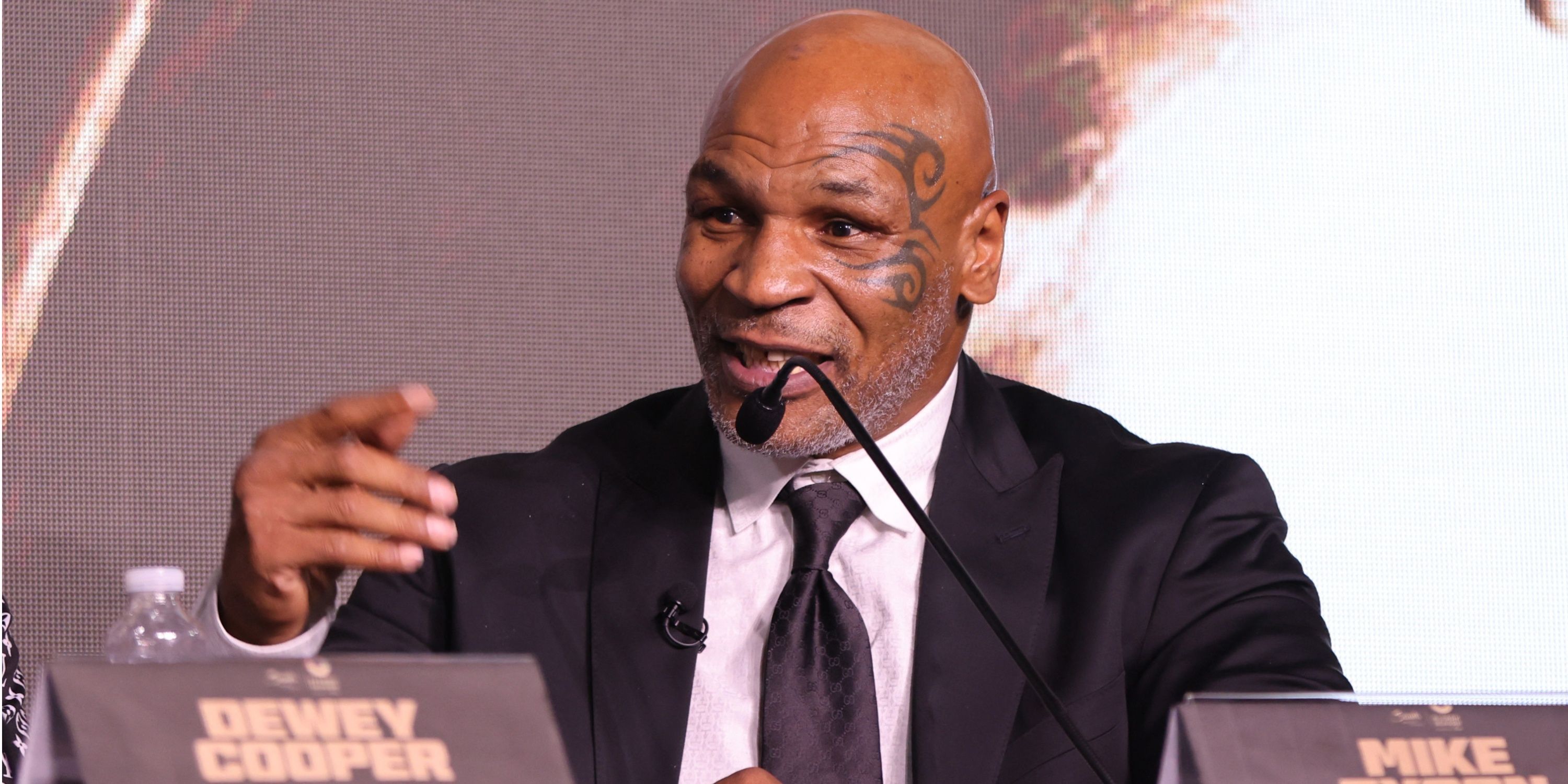 マイク・タイソンとジョン・フューリーがタイソン・フューリー対フランシス・ガヌー・プレッサーで話題をさらった