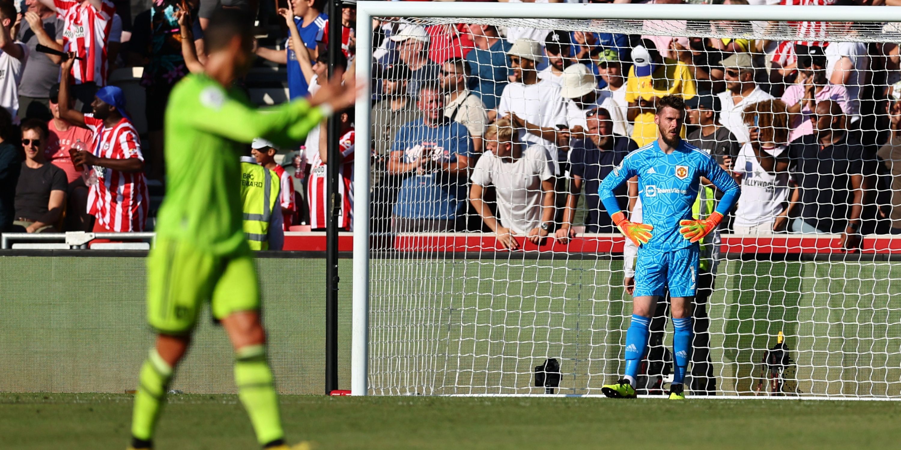 David de Gea places his hands on his hips after conceding for Manchester United while Cristiano Ronaldo attempts to rally his teammates. 