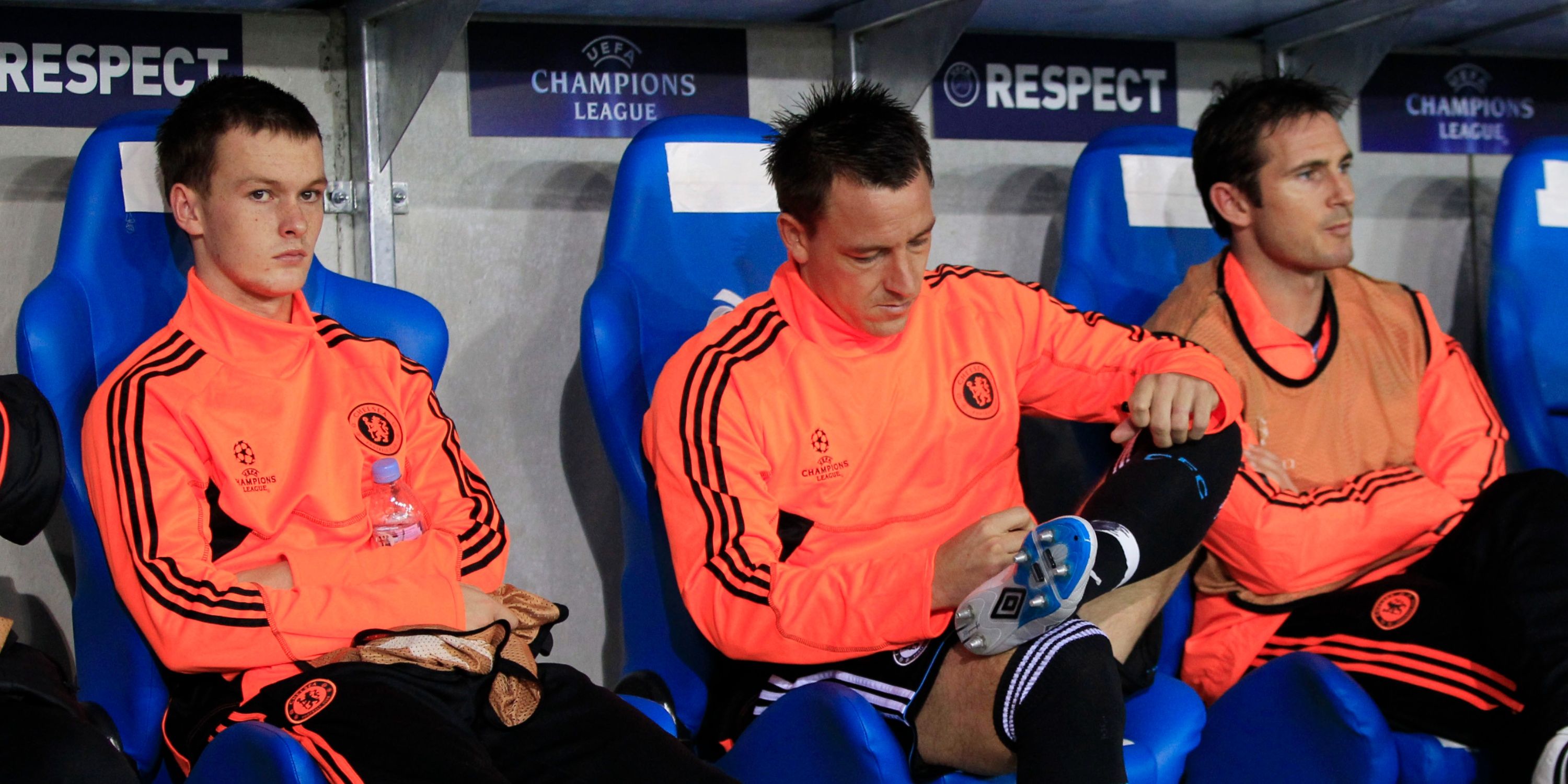 Josh McEachran i Chelsea (L), John Terry (C) dhe Frank Lampard ulen në stolin e zëvendësuesve