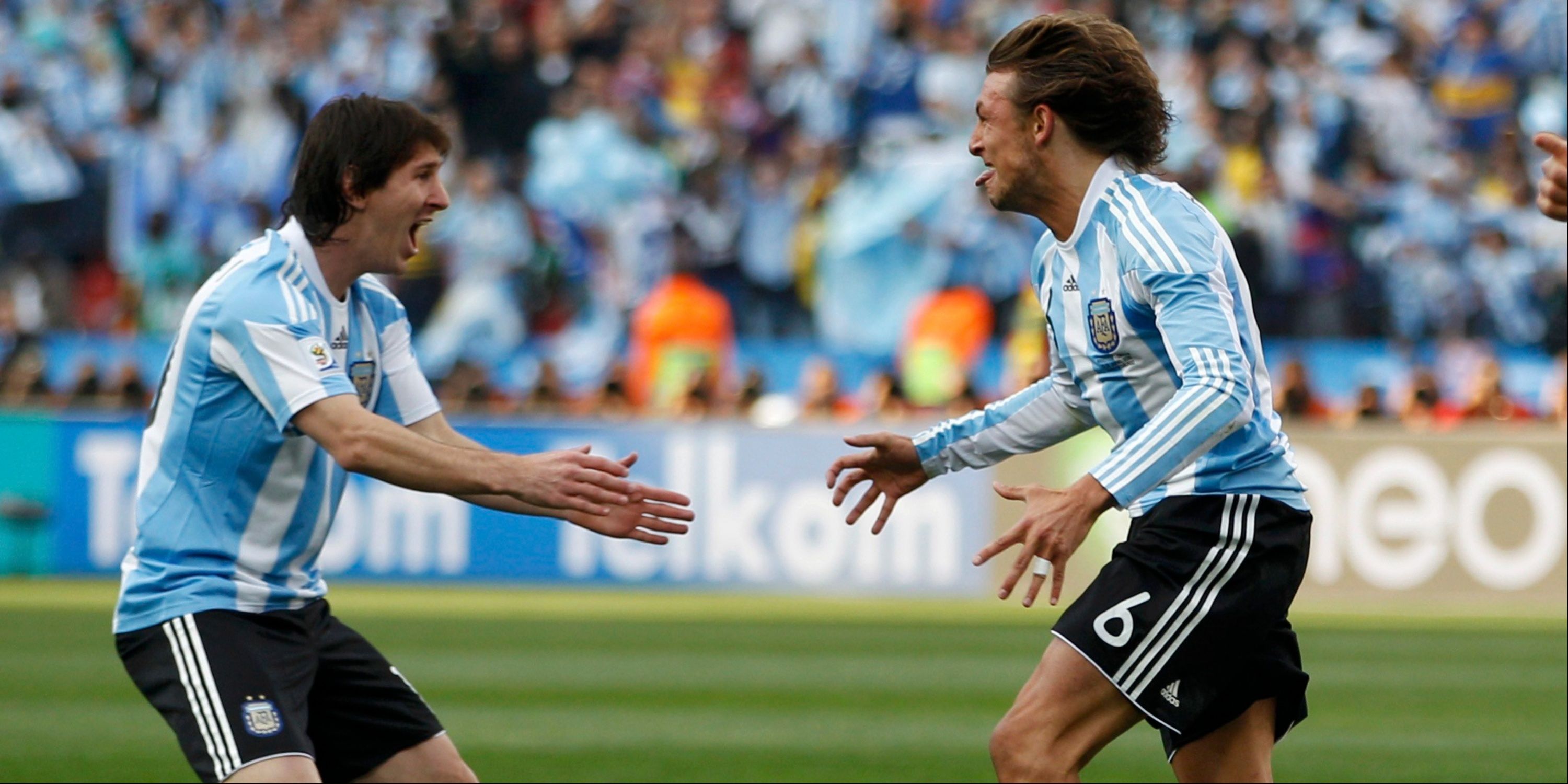 Argentina's Gabriel Heinze (R) celebrates his goal against Nigeria with team mate Lionel Messi