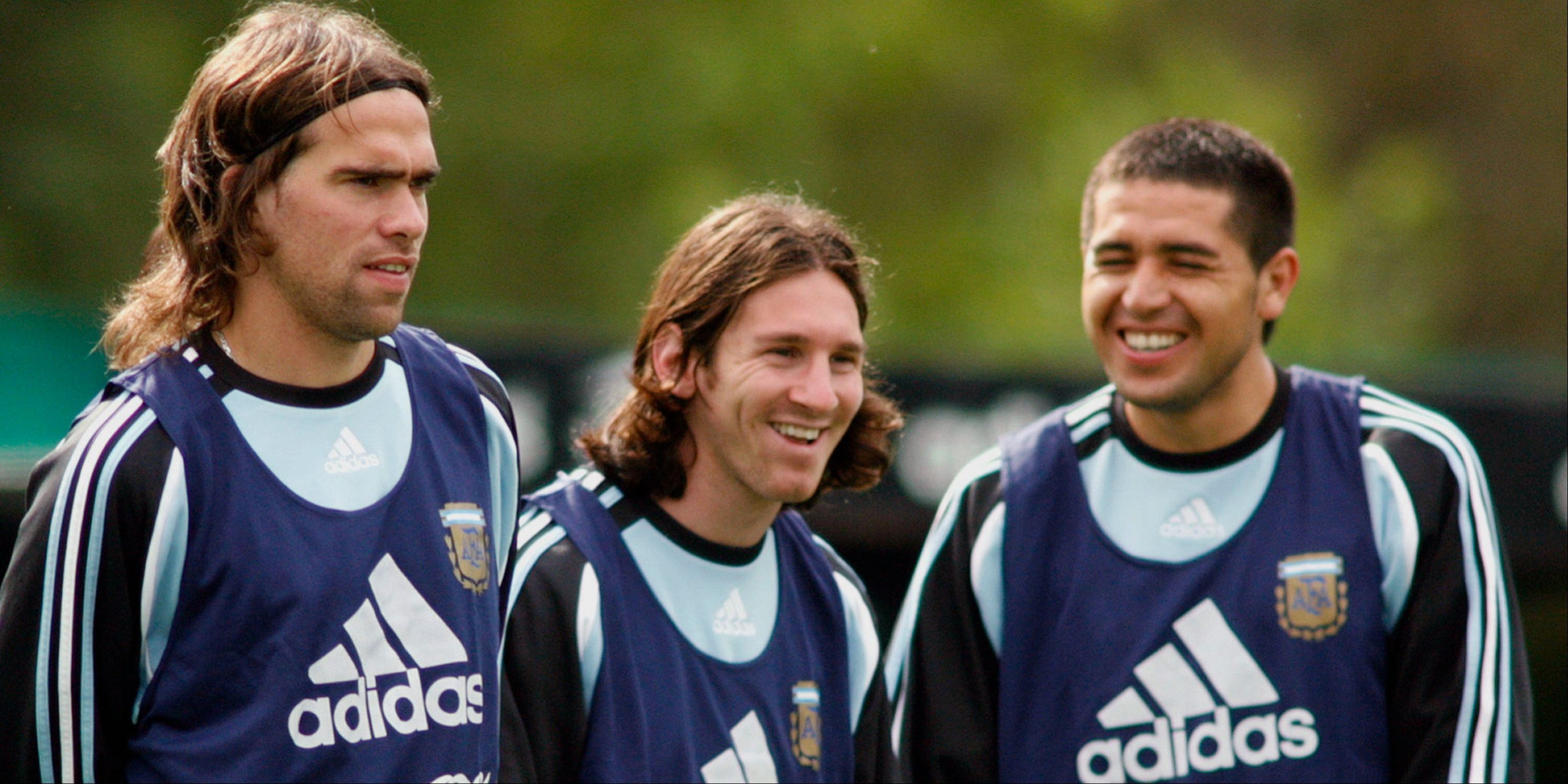 Argentina's Fernando Gago (L), Lionel Messi (C) and Juan Roman Riquelme