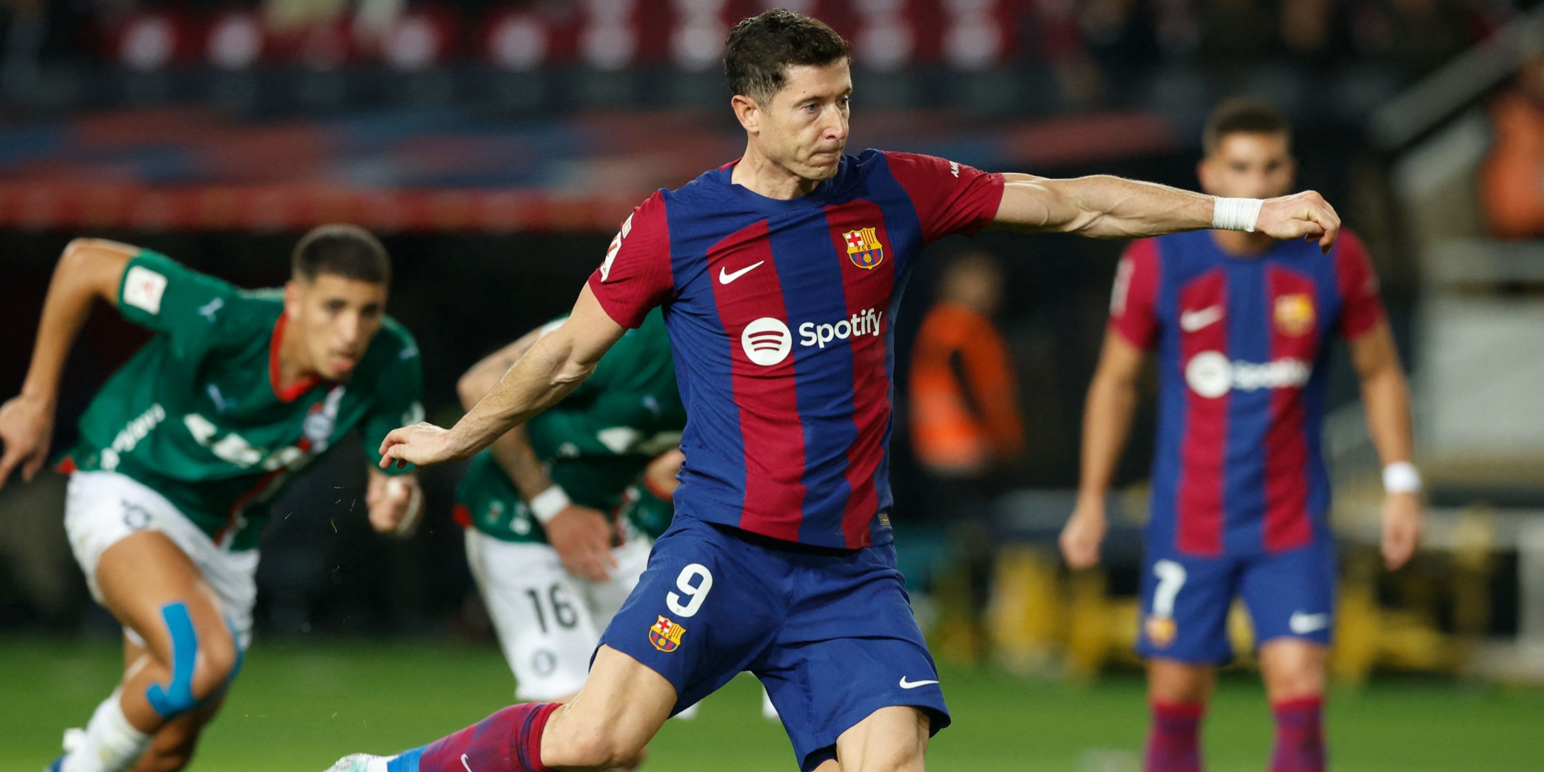 Robert Lewandowski and Lamine Yamal's tense moment in Barcelona 2-1 Alaves