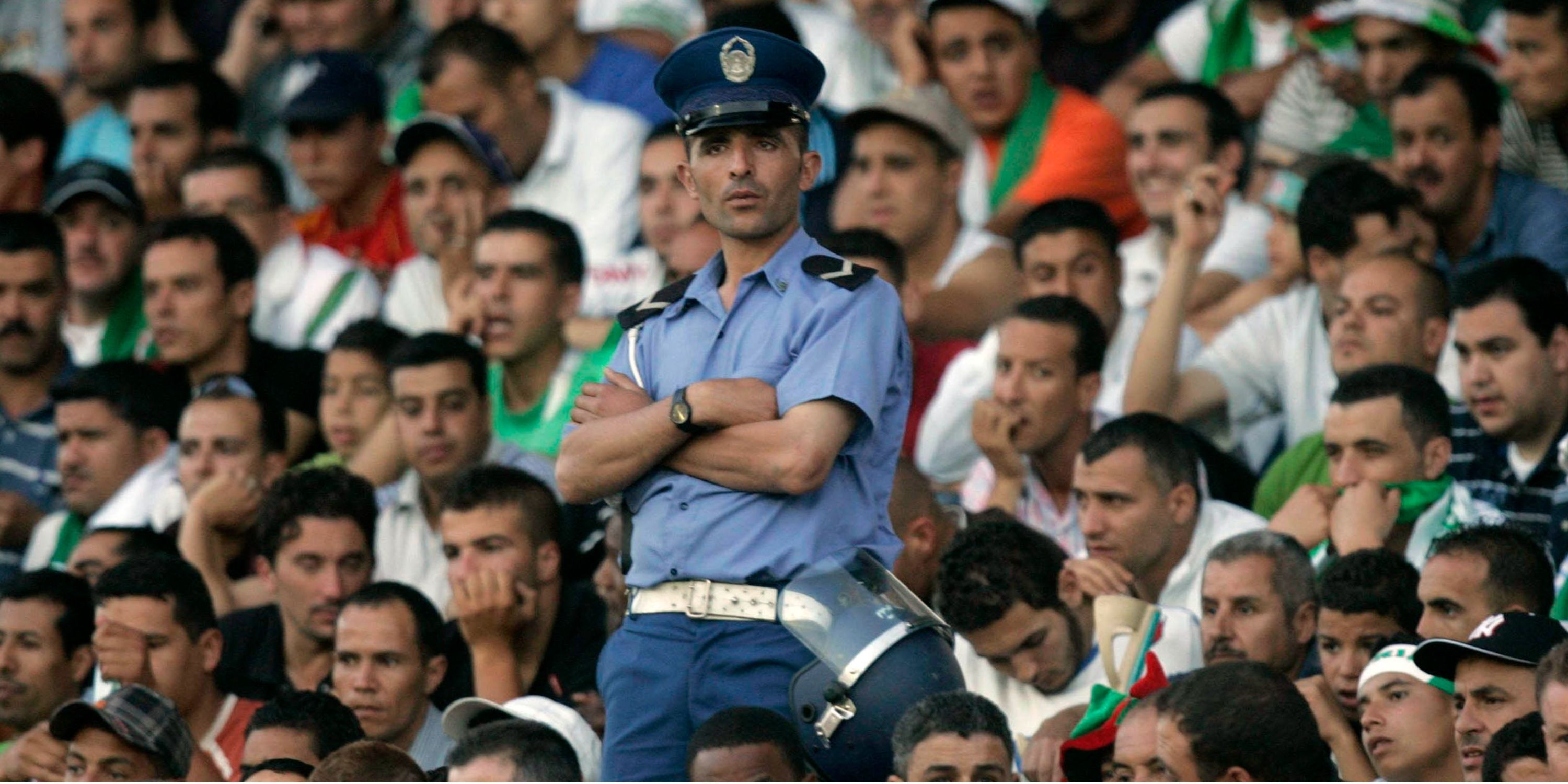 2010年ワールドカップ予選のアルジェリア対エジプト戦で警備に立つ警察官