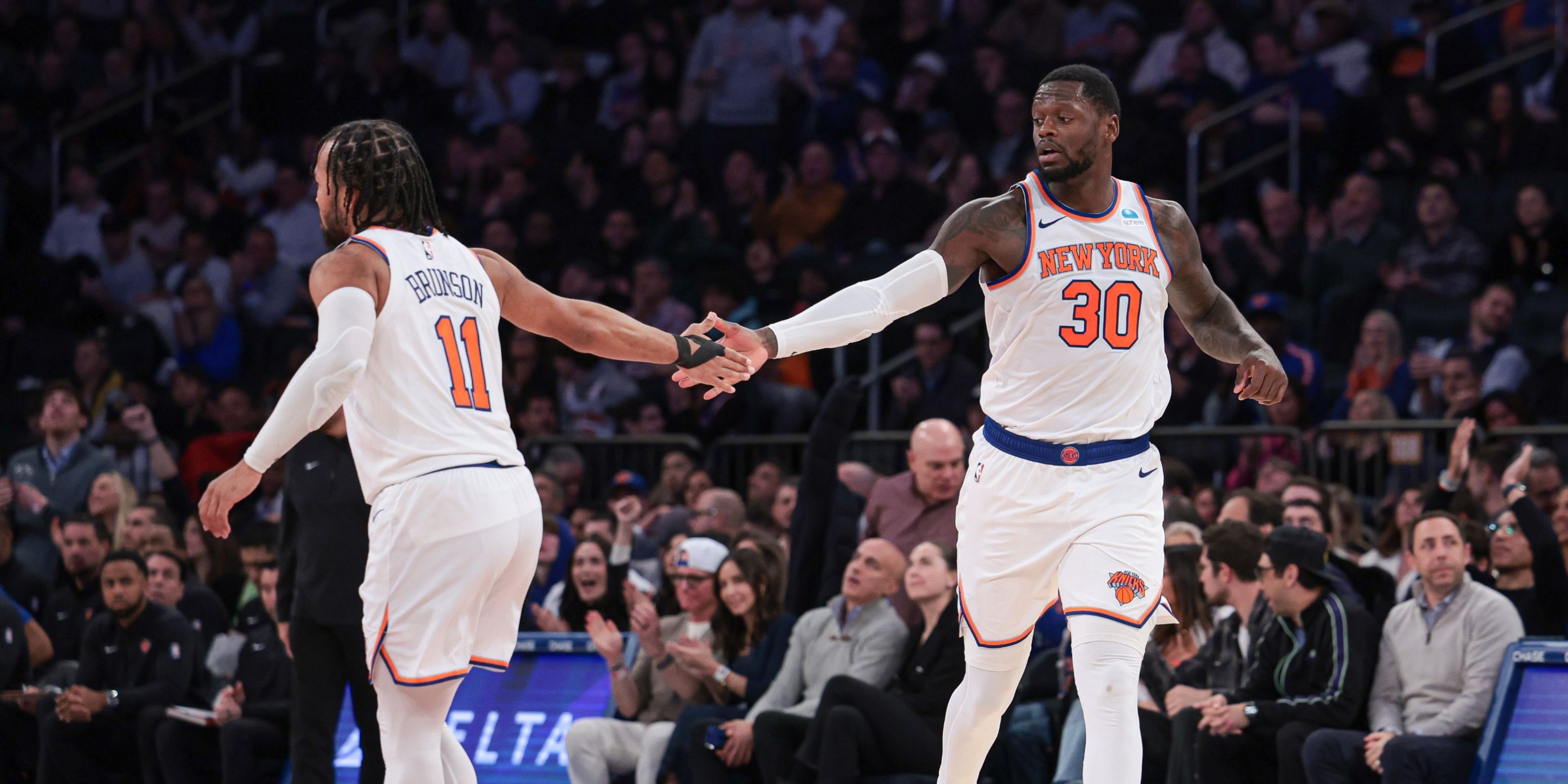 Julius Randle high fives Jalen Brunson