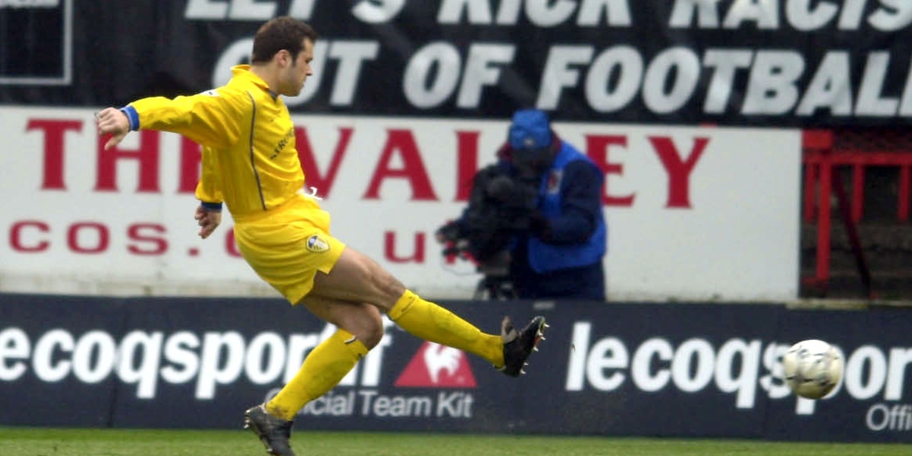 Leeds United's Mark Viduka scores the 1st goal seconds into the match vs Charlton Athletic