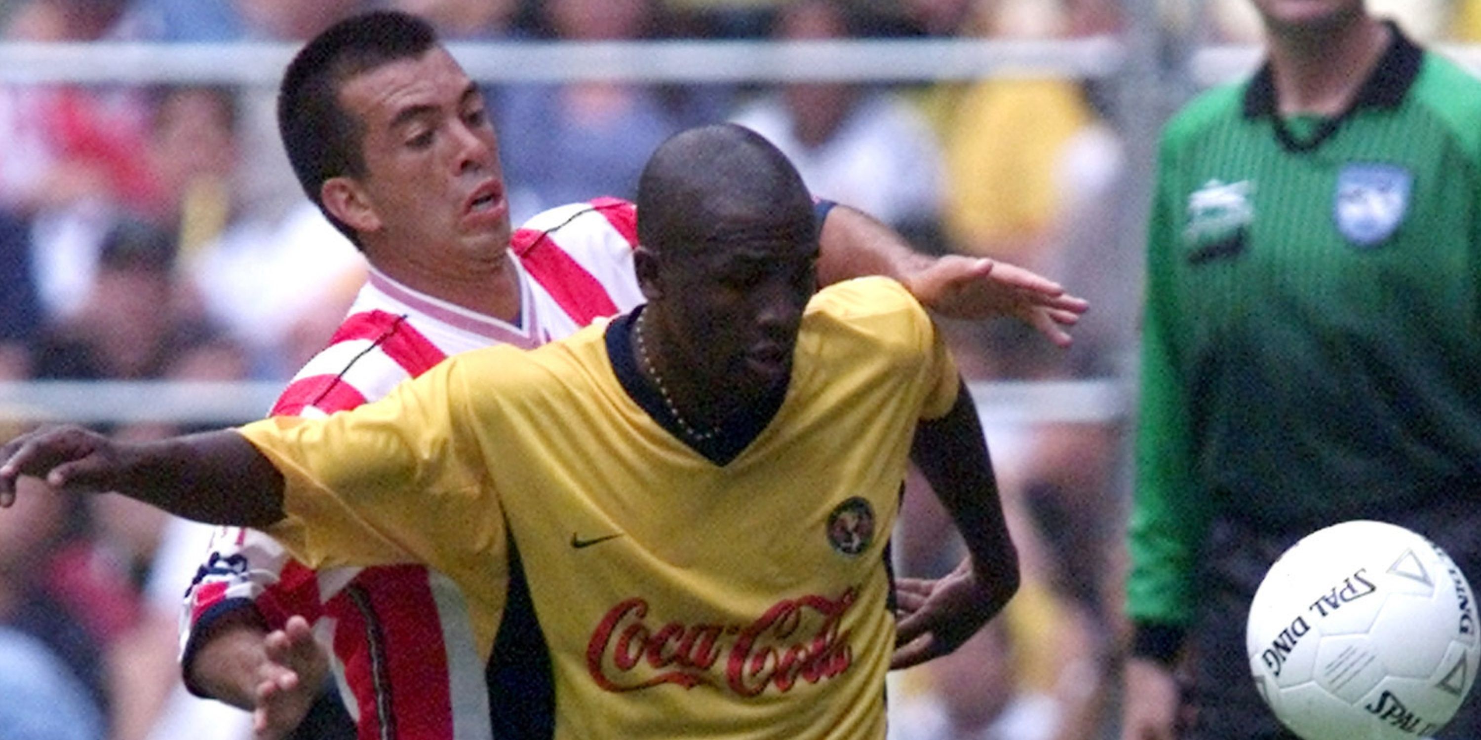 Colombian Leonardo Favio Moreno (R) of club America fights for the ball with mexican Alberto Coyote of Guadalajara