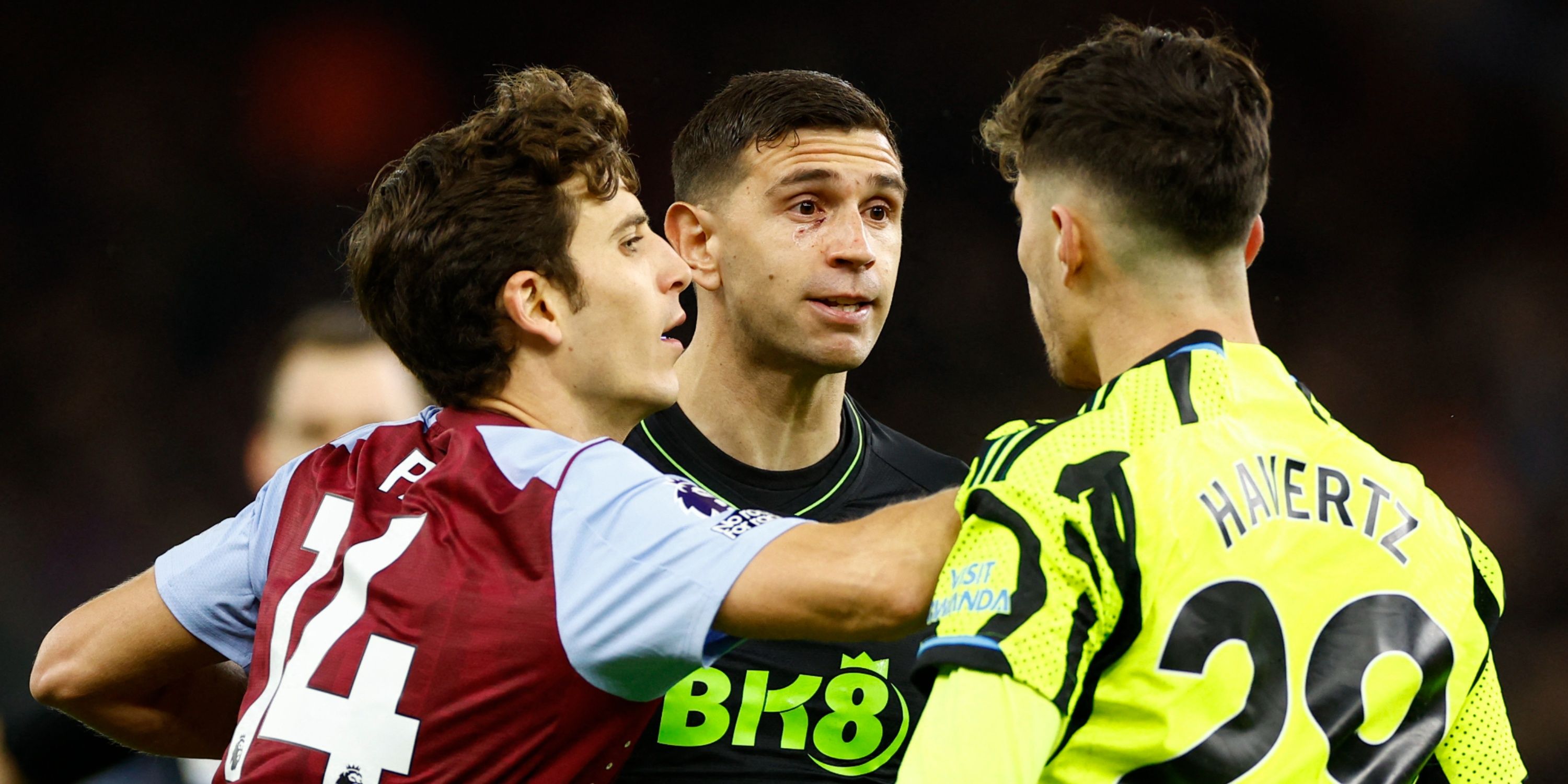 Các cầu thủ Arsenal và Aston Villa thi đấu quyết liệt