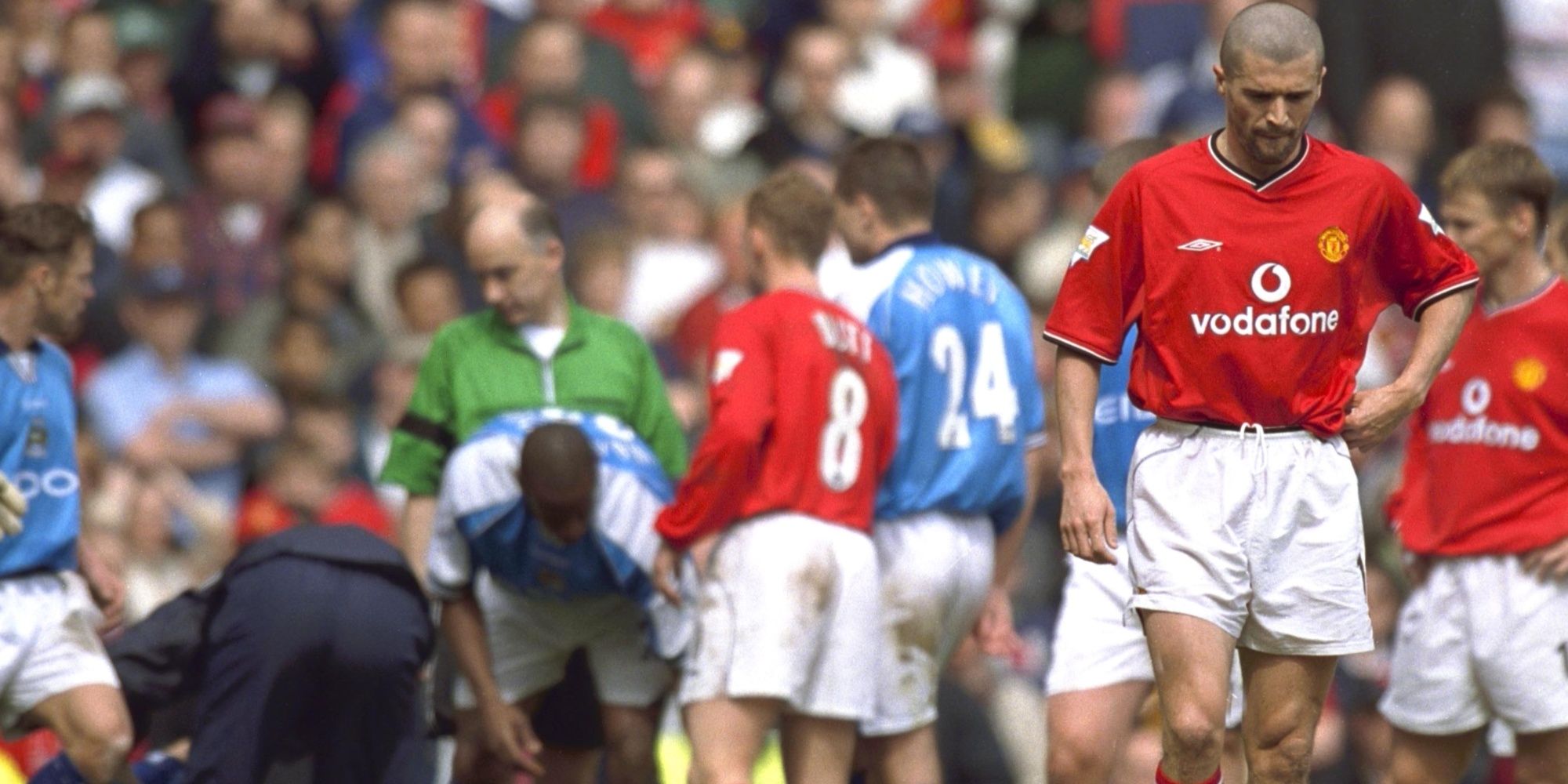 Roy Keane walks away after red card vs Man City