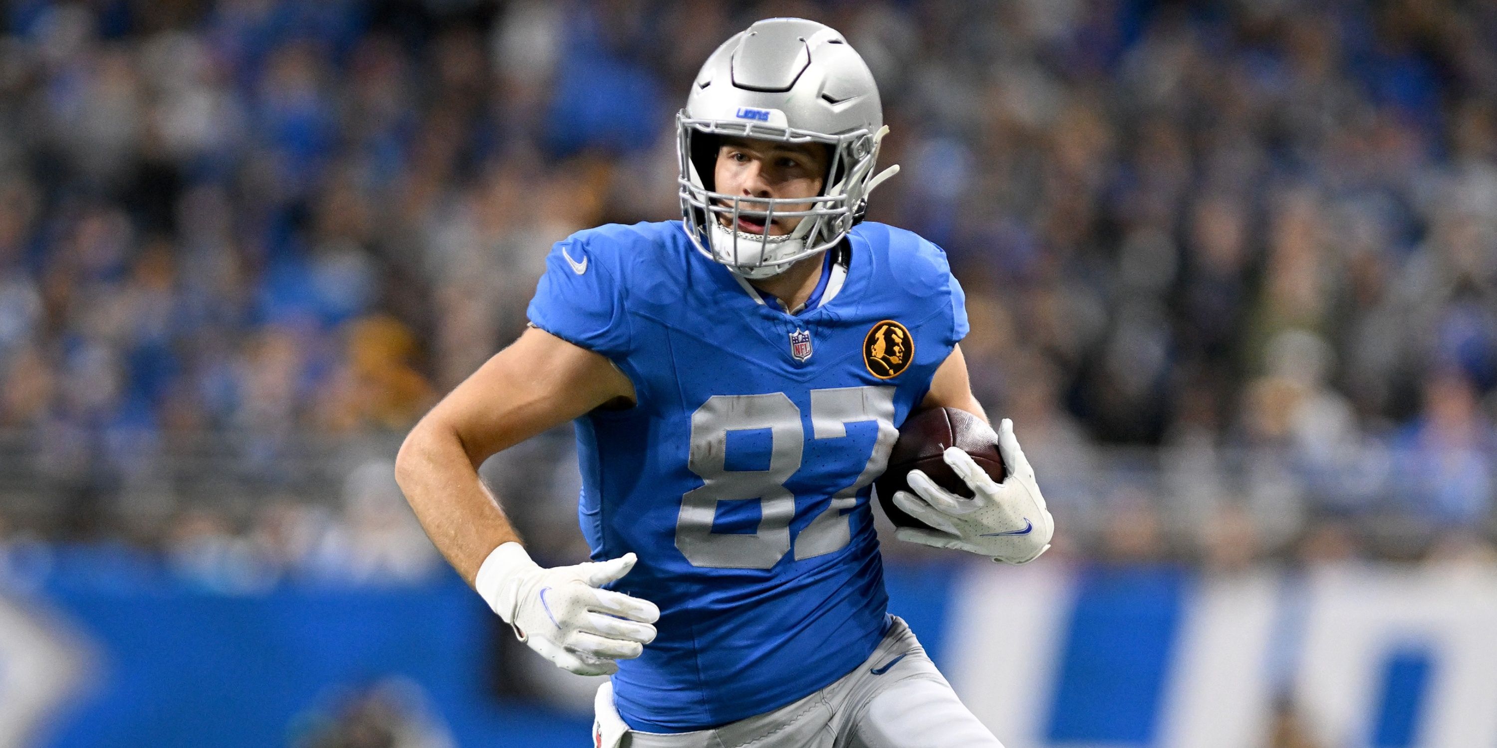 Sam LaPorta runs after a catch for the Lions 