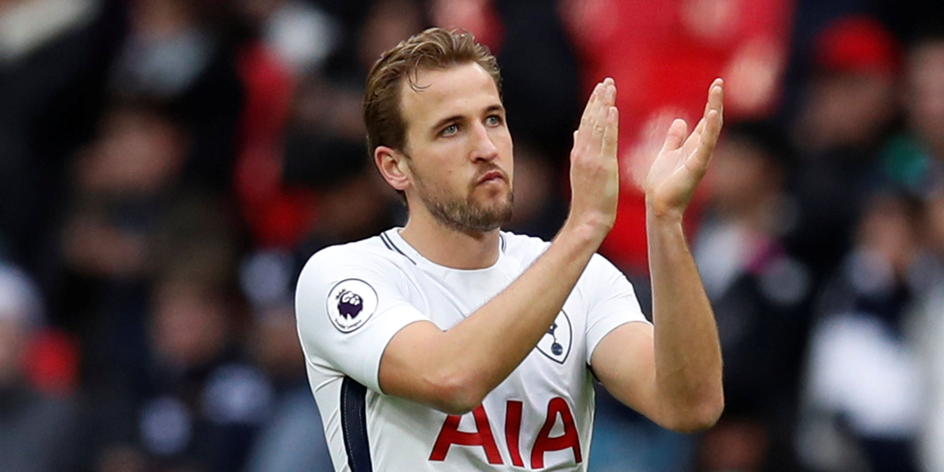 Harry Kane applauding Tottenham fans in 2017/18