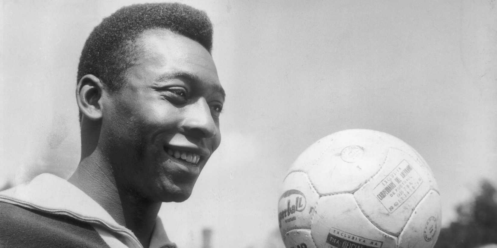 Photo Ancienne Originale - Pelé Entouré De Supporters, Coupe Du Monde 1958 - Tirage Argentique D'Époque