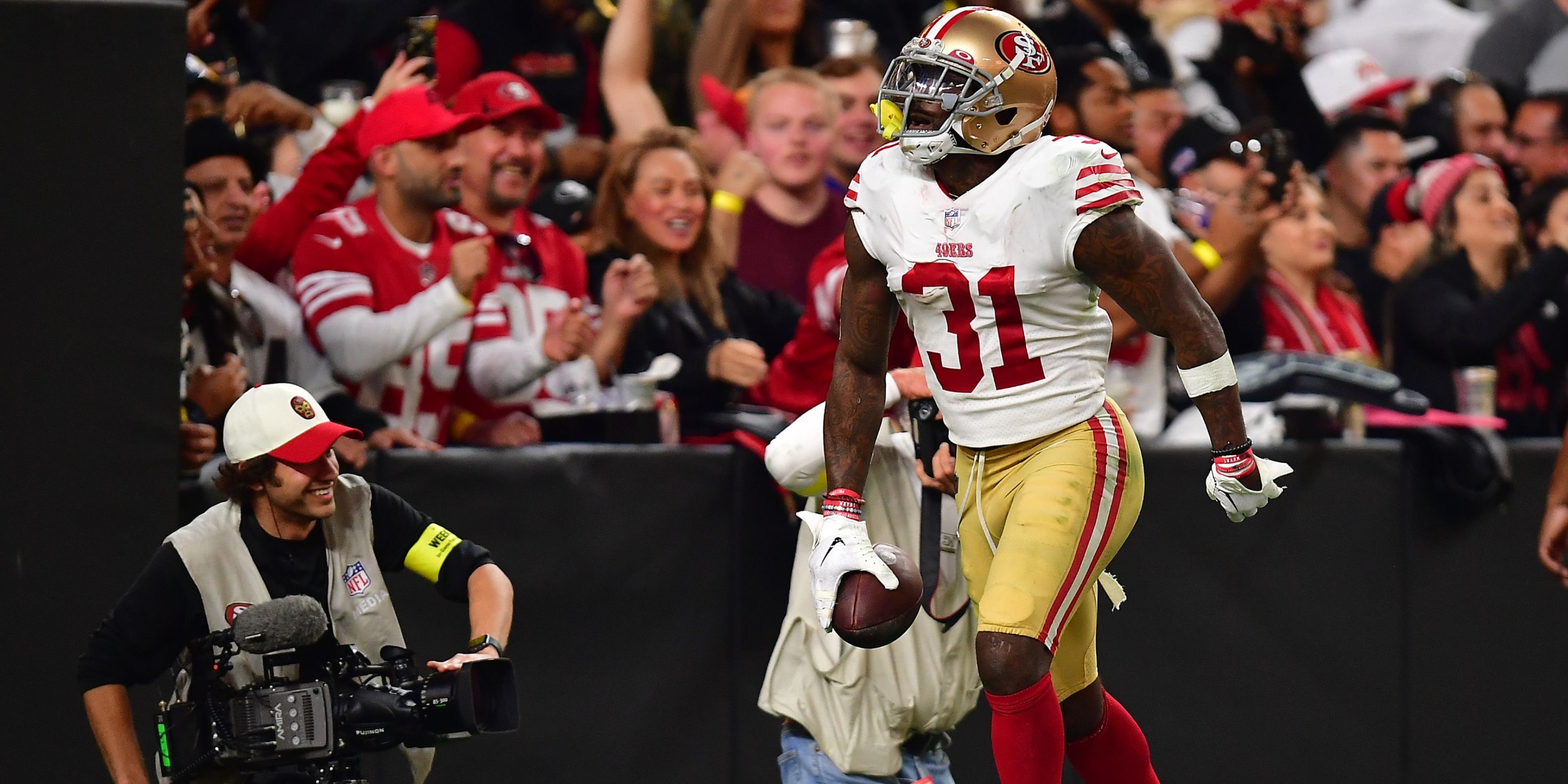 Tashaun Gipson celebrates an interception 