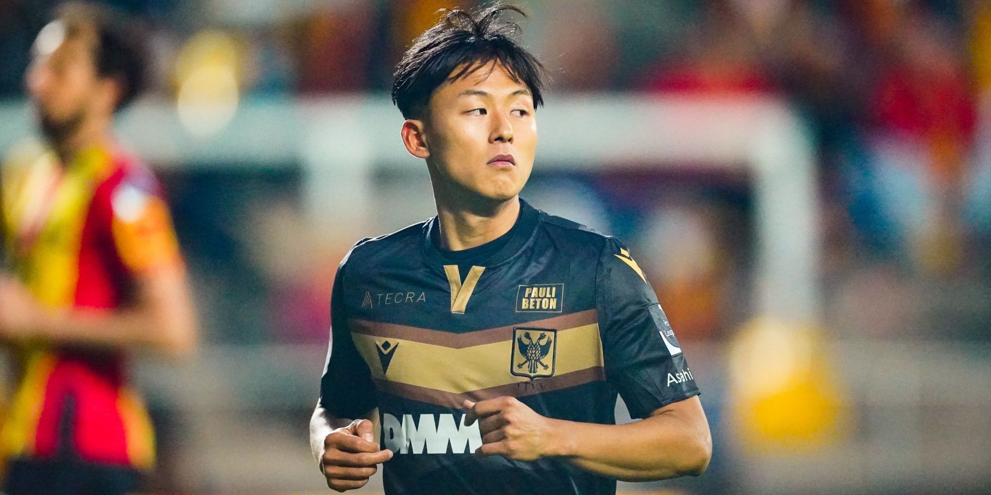 Lee Seung-woo in action