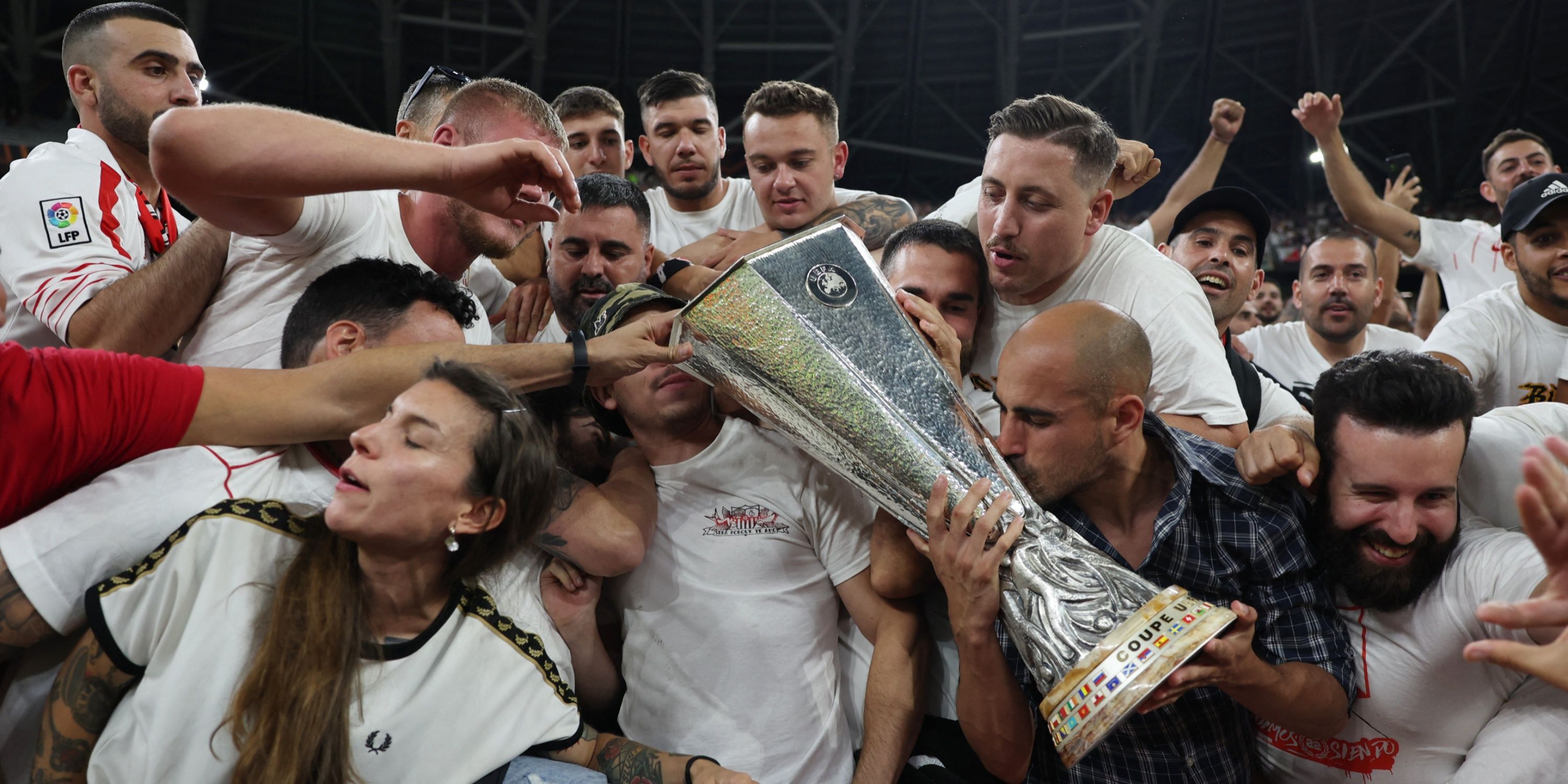 ヨーロッパリーグ優勝後、トロフィーを手に祝うセビージャのファン。