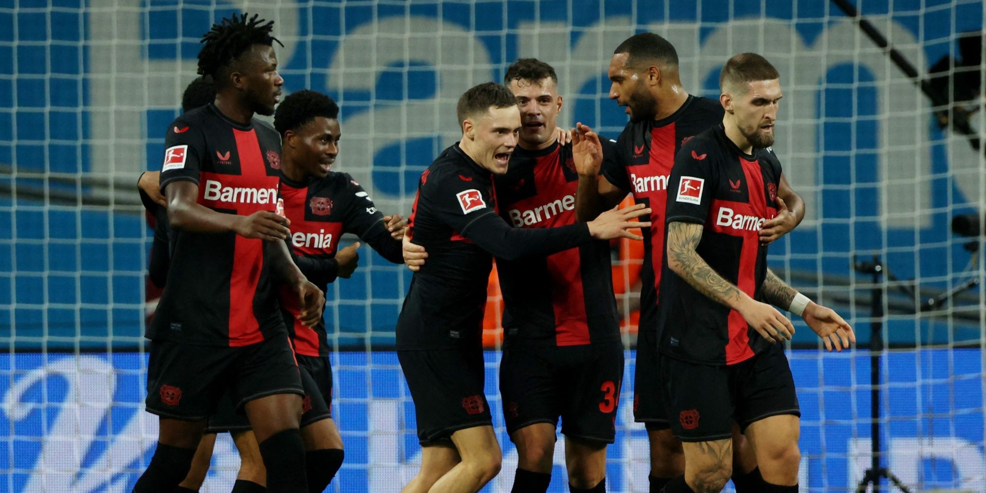 Bayer Leverkusen bejubelt Tor gegen Bayern München.