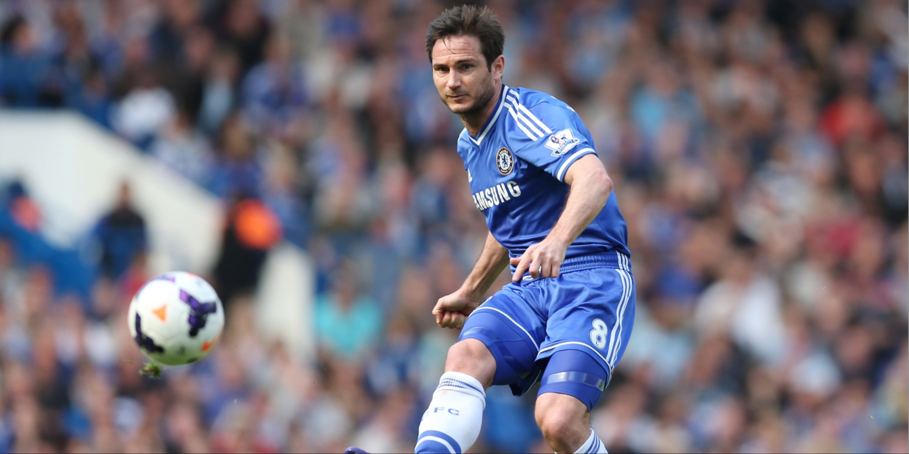 Frank Lampard passing the ball