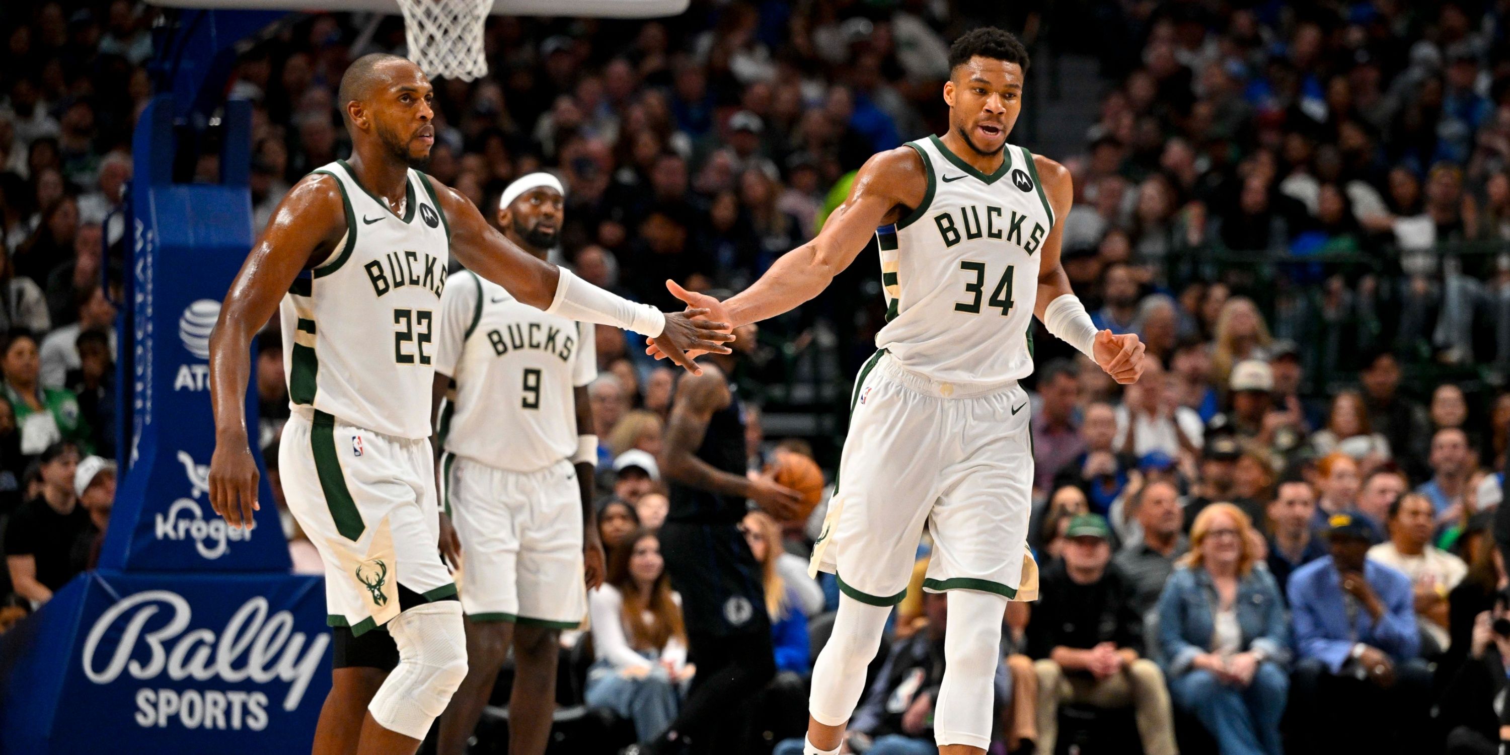 Antetokounmpo hands Bucks' reigns to Lillard: 'This is his team'