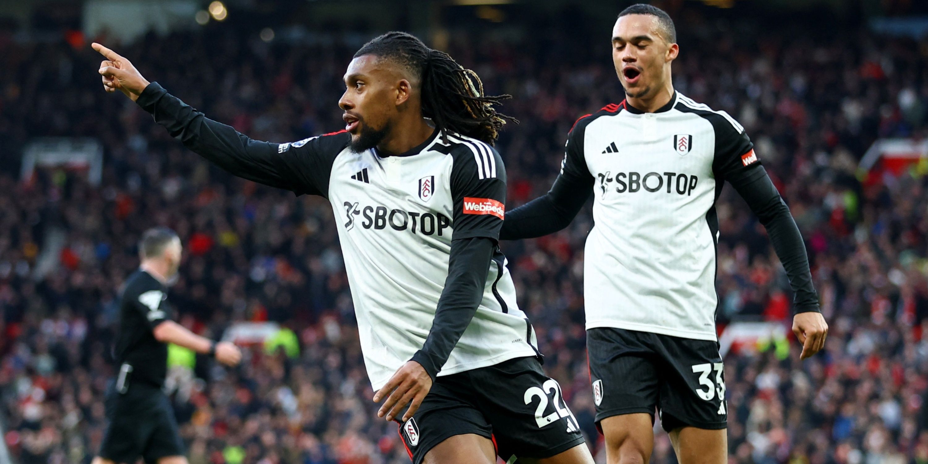 Alex Iwobi celebrates after scoring the winner in Man United 1-2 Fulham