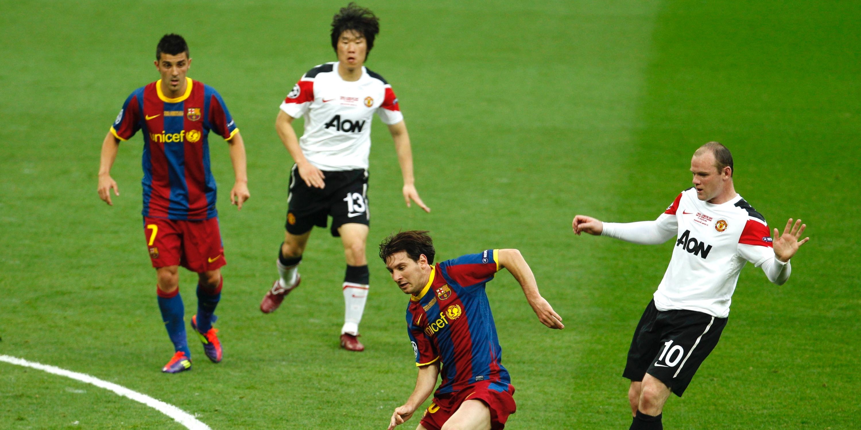 Park Ji-sung and Lionel Messi in the 2011 Champions League final