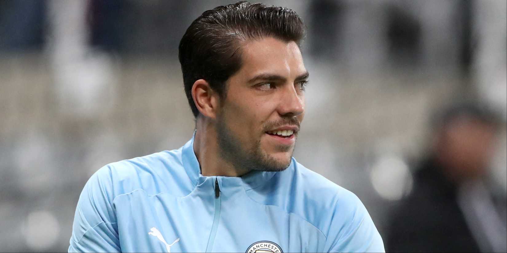Stefan Ortega warming up for Man City