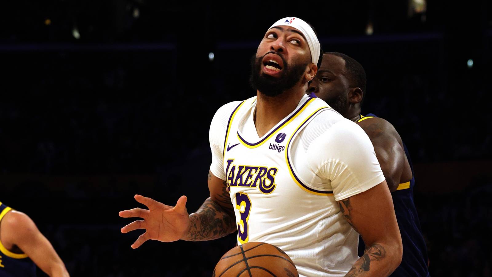 Injury Update After Davis Exits Lakers-Warriors Game with Eye Injury
