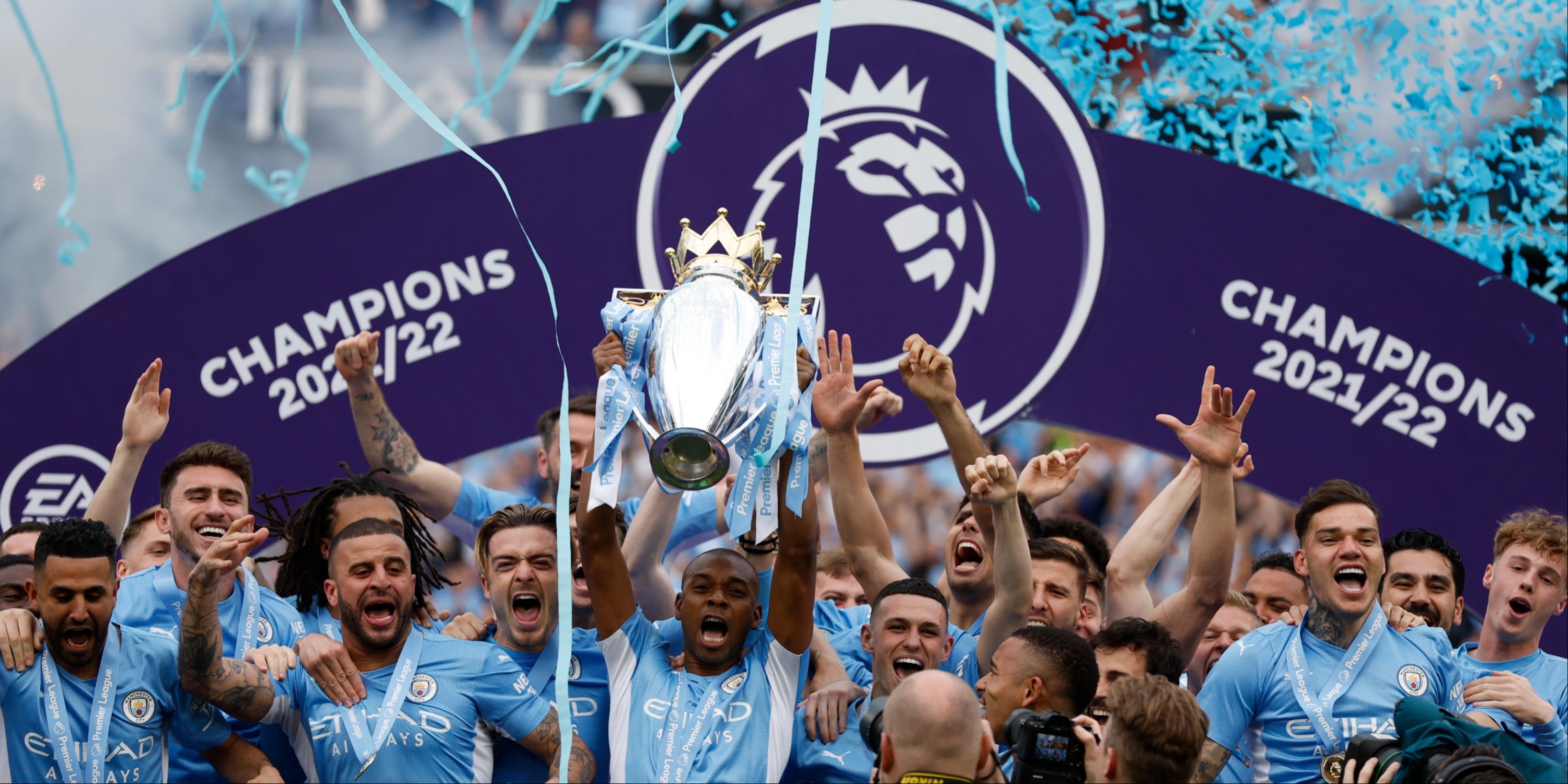 Manchester Citys' Fernandinho lifts the Premier League trophy with his teammates.
