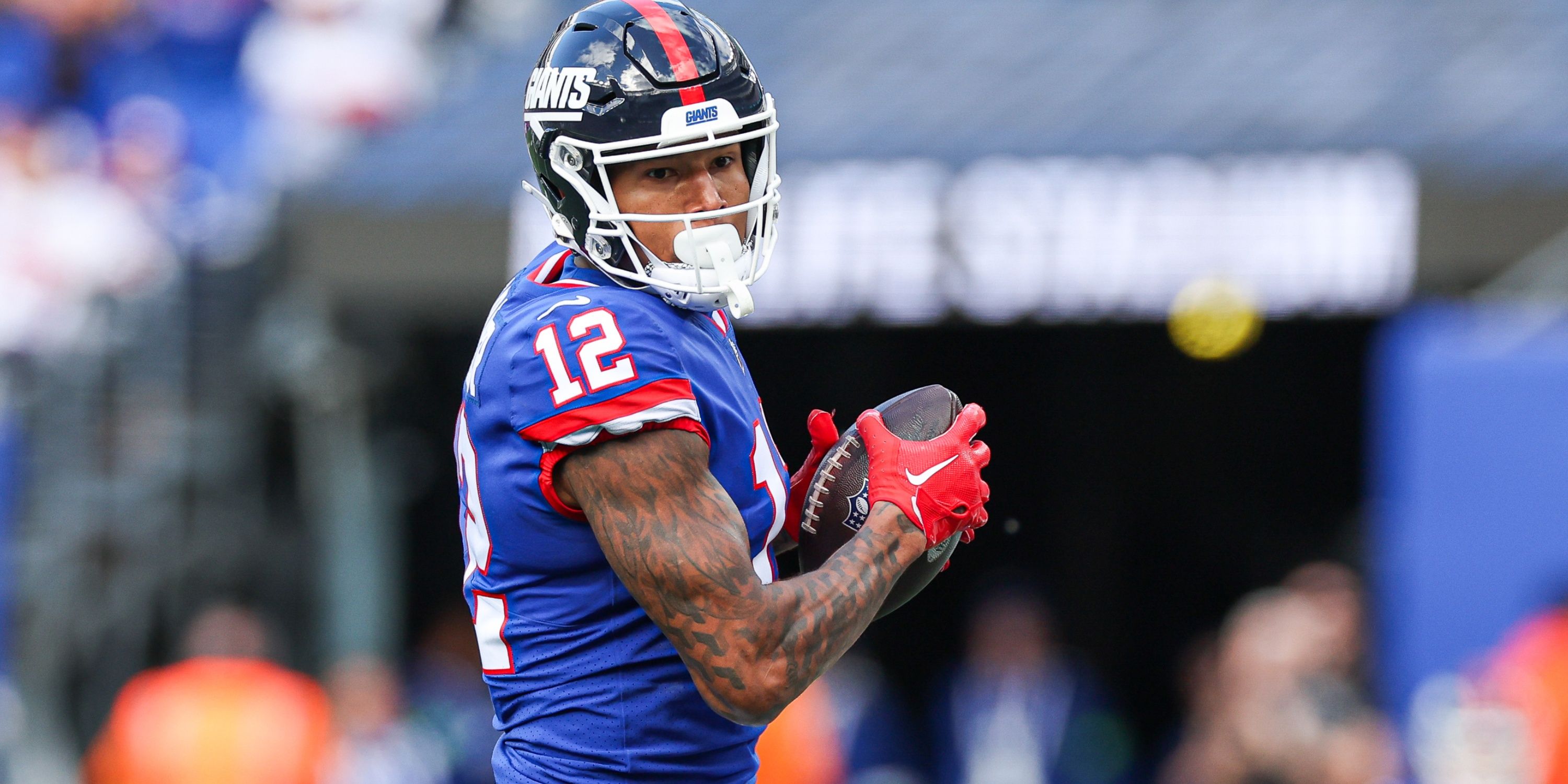 Darren Waller warms up for the New York Giants 